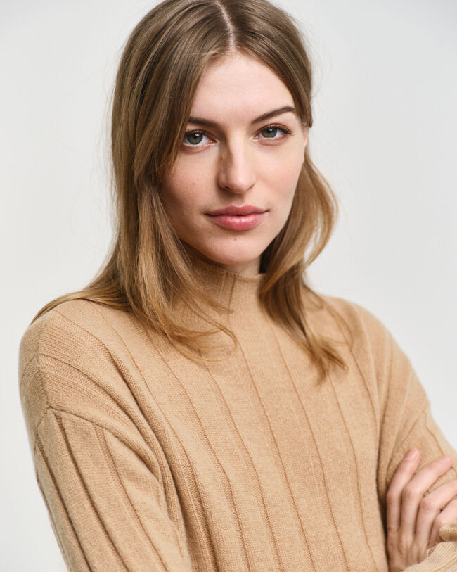 Jersey de lana con cuello recto y canal&eacute; ancho