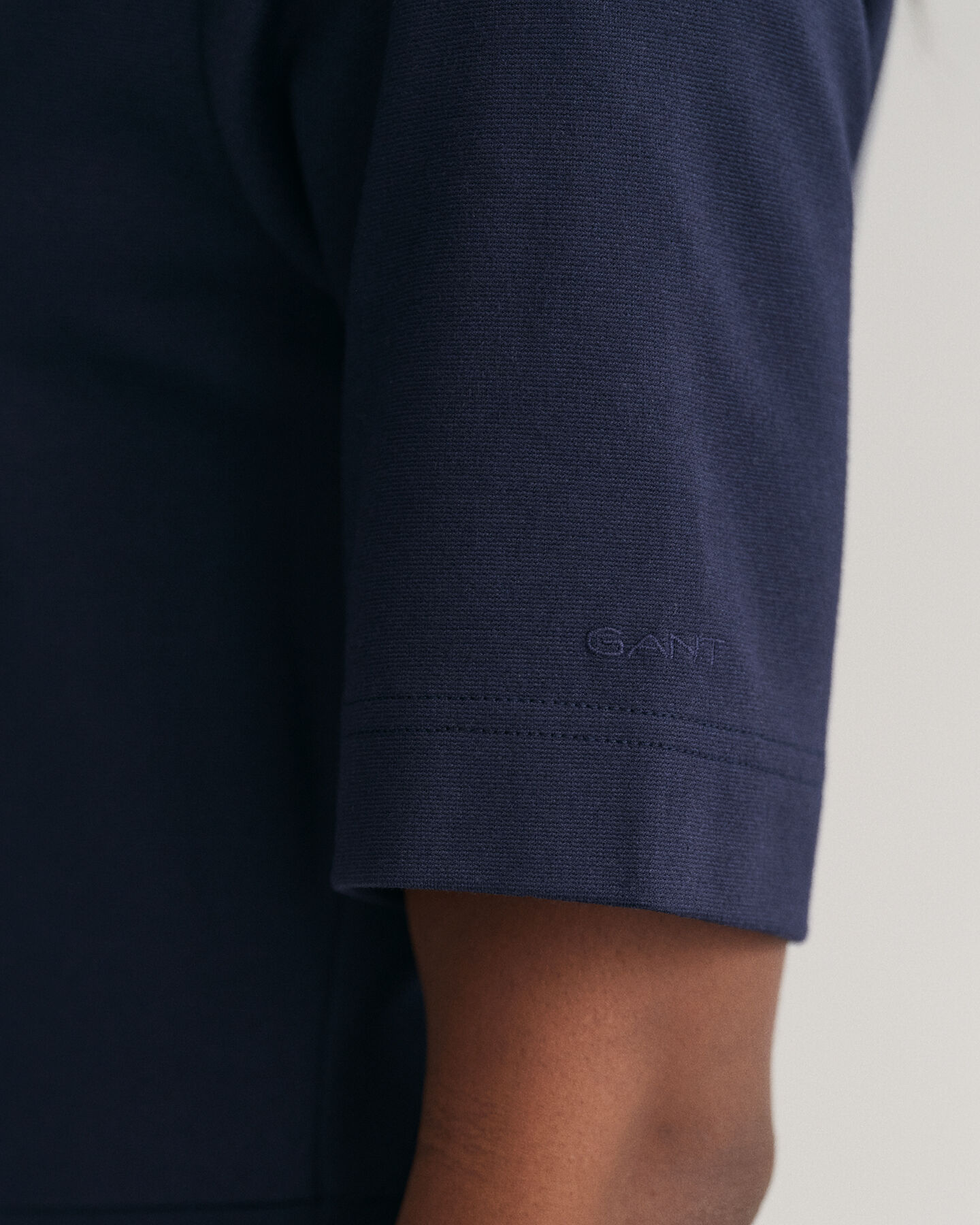 Vestido acampanado de manga corta y cuello redondo