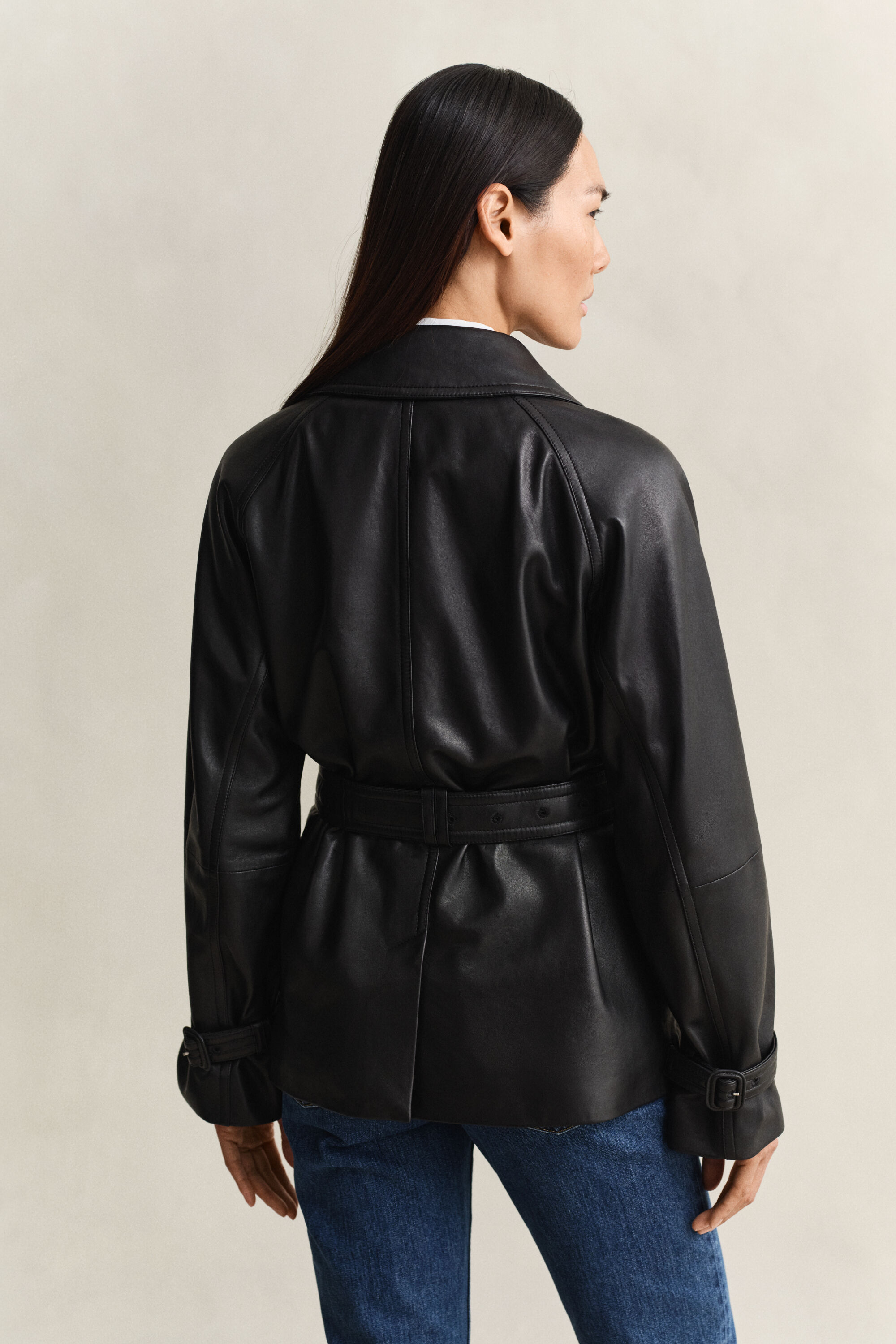 Gabardina corta de piel