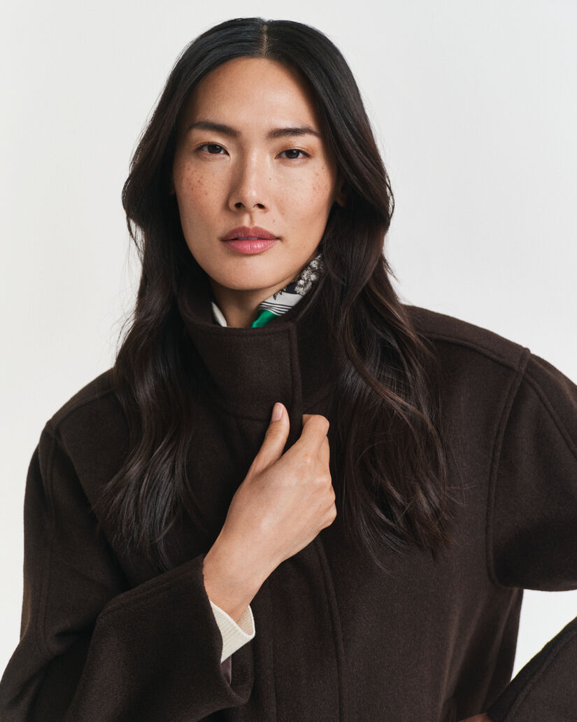 Chaqueta corta de lana con cremallera