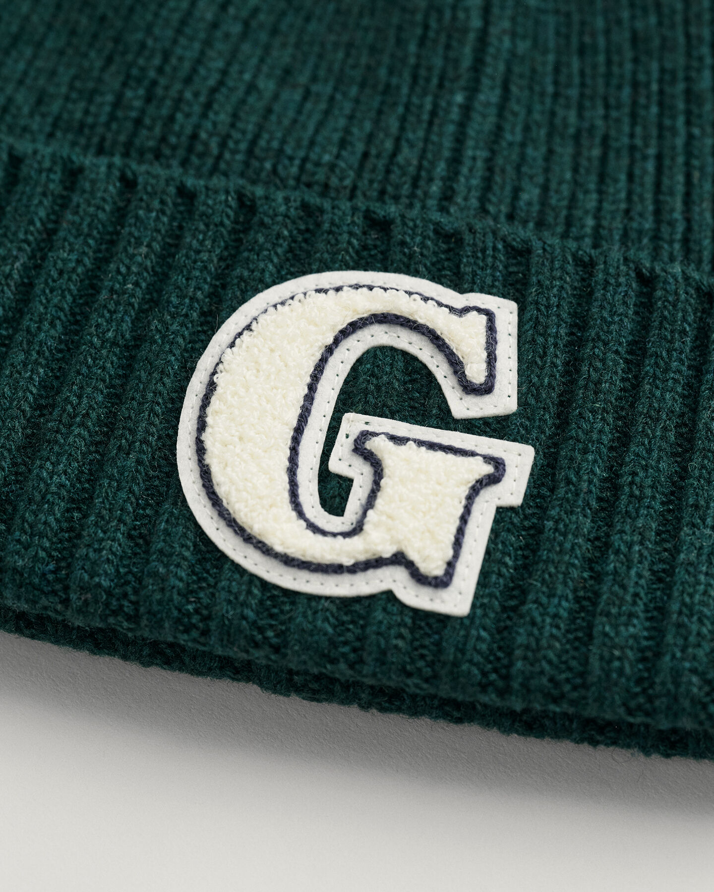 Gorro con insignia G