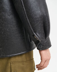 Chaqueta de piel de borreguito con efecto desgastado