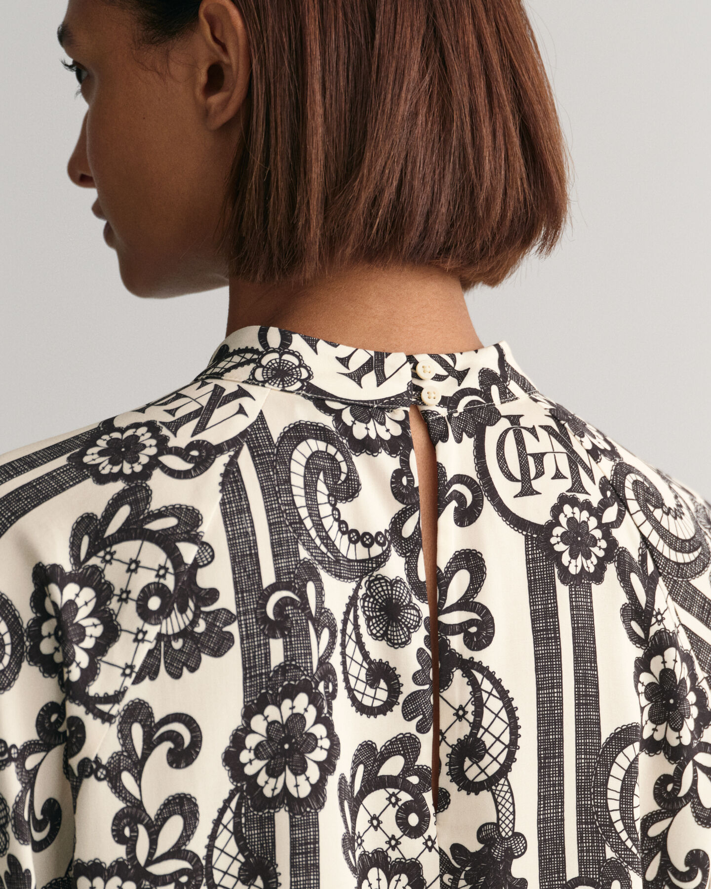 Blusa de cuello de cisne con estampado de encaje