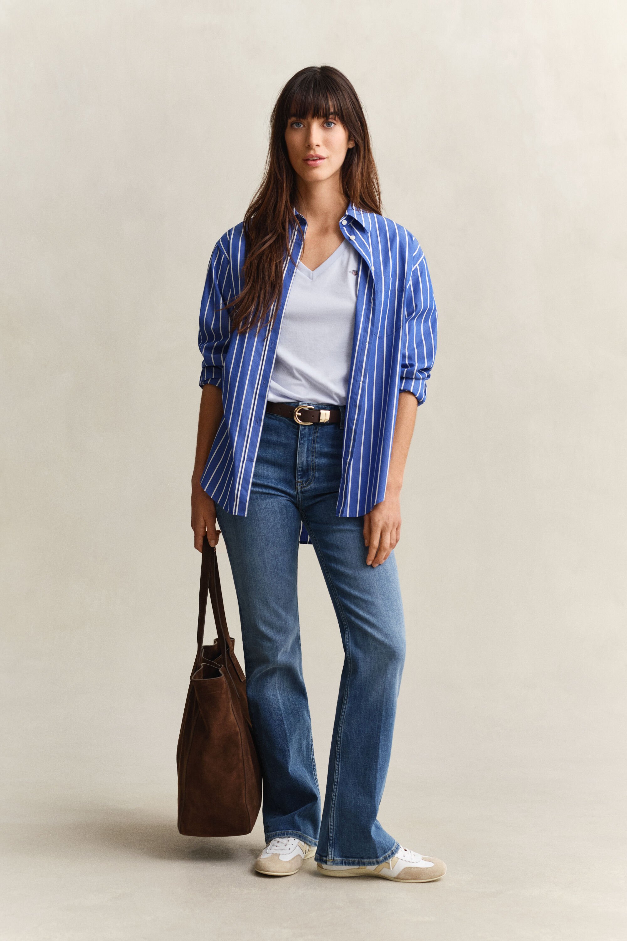 Camiseta Shield con cuello de pico