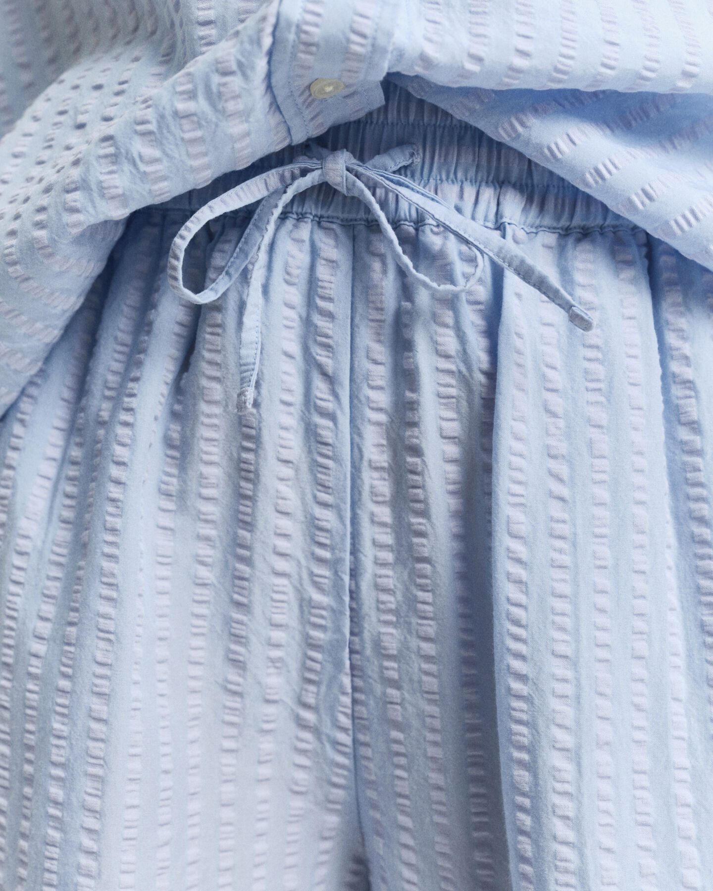 Pantalones cortos de sirsaca a rayas del mismo tono