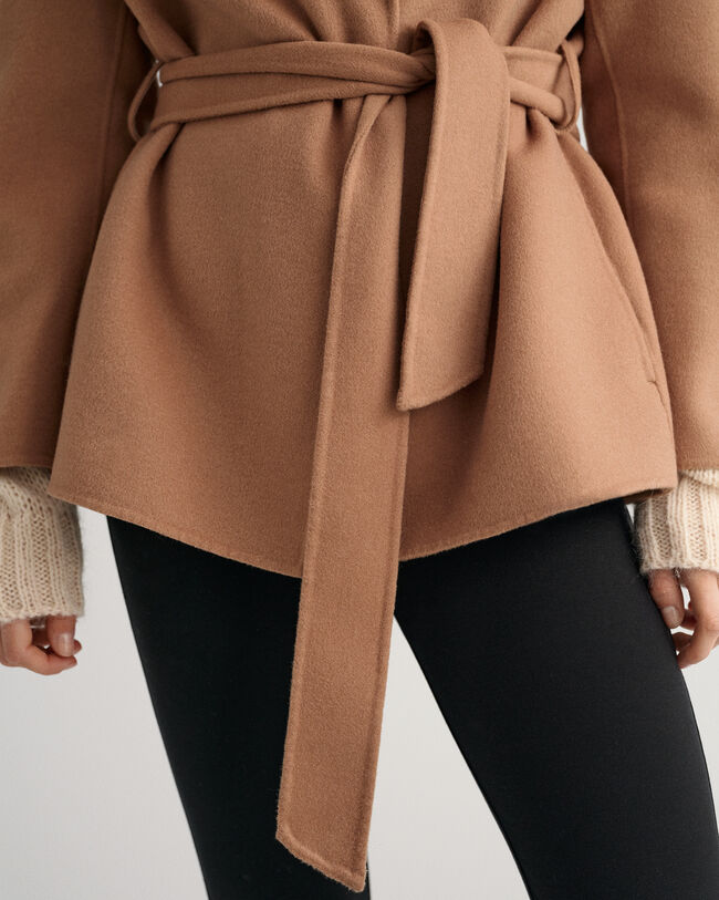 Americana cosida a mano con cinturón