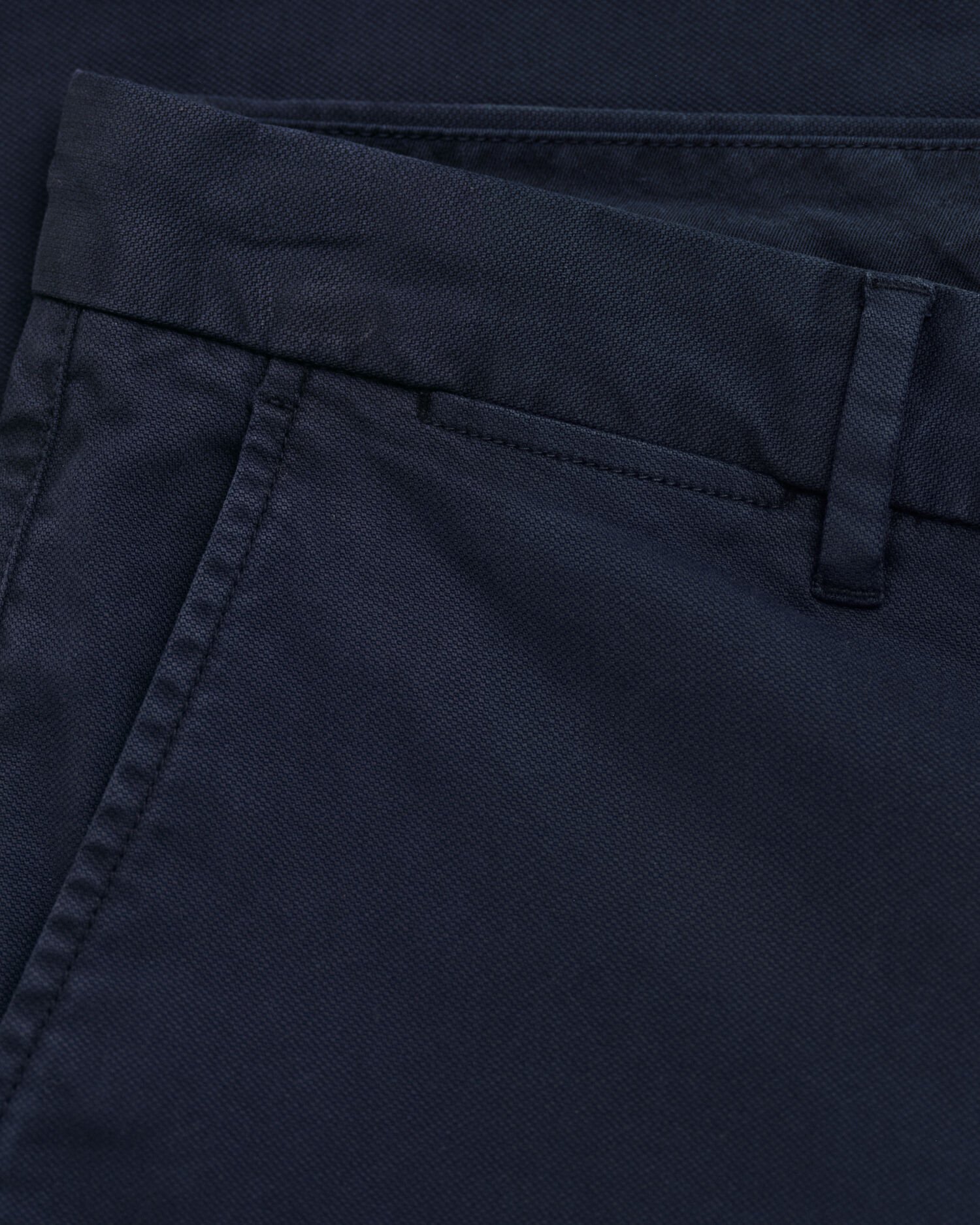 Pantalones chinos estructurados Slim Fit con textura labrada