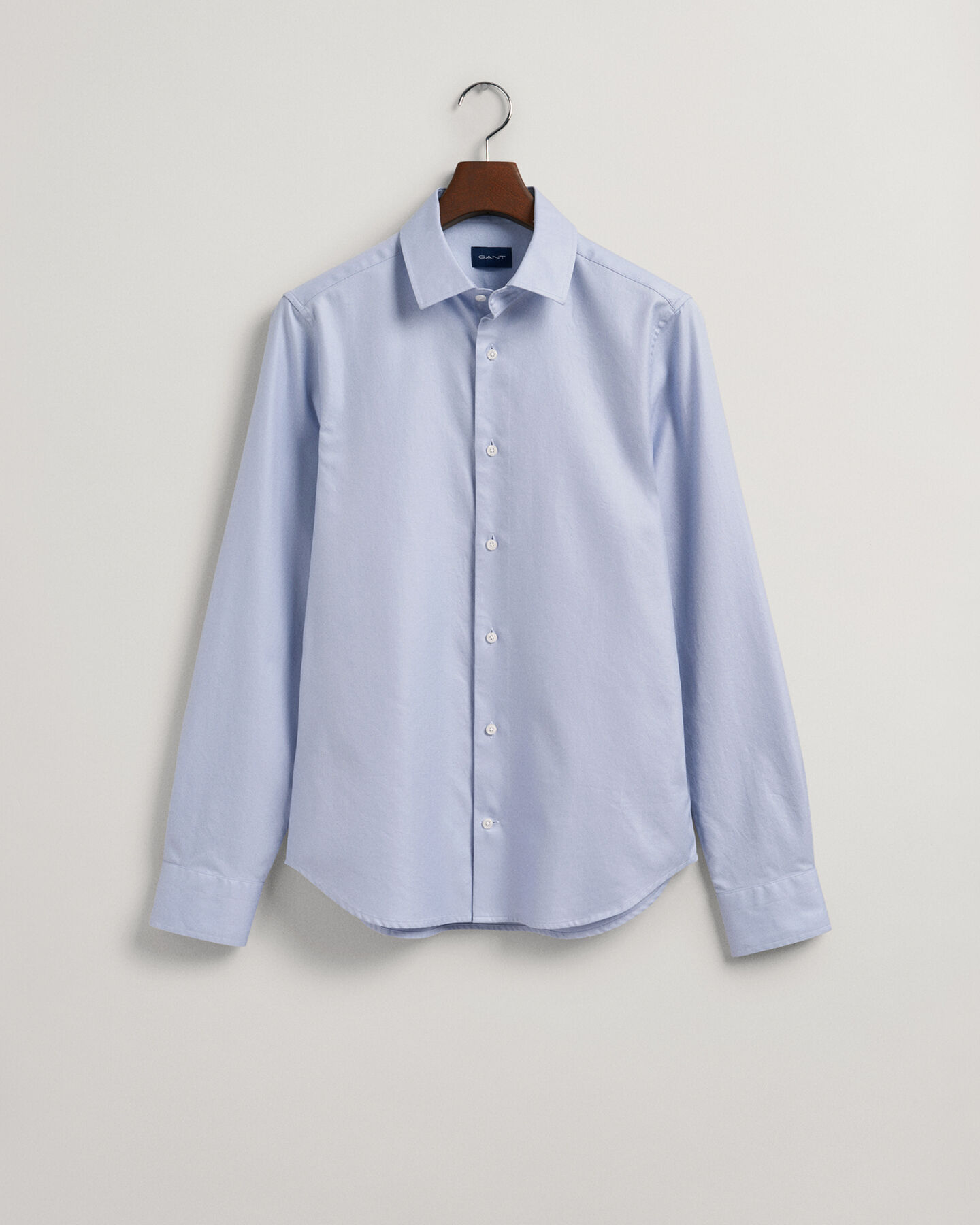 Camisa Slim Fit de sarga en color liso