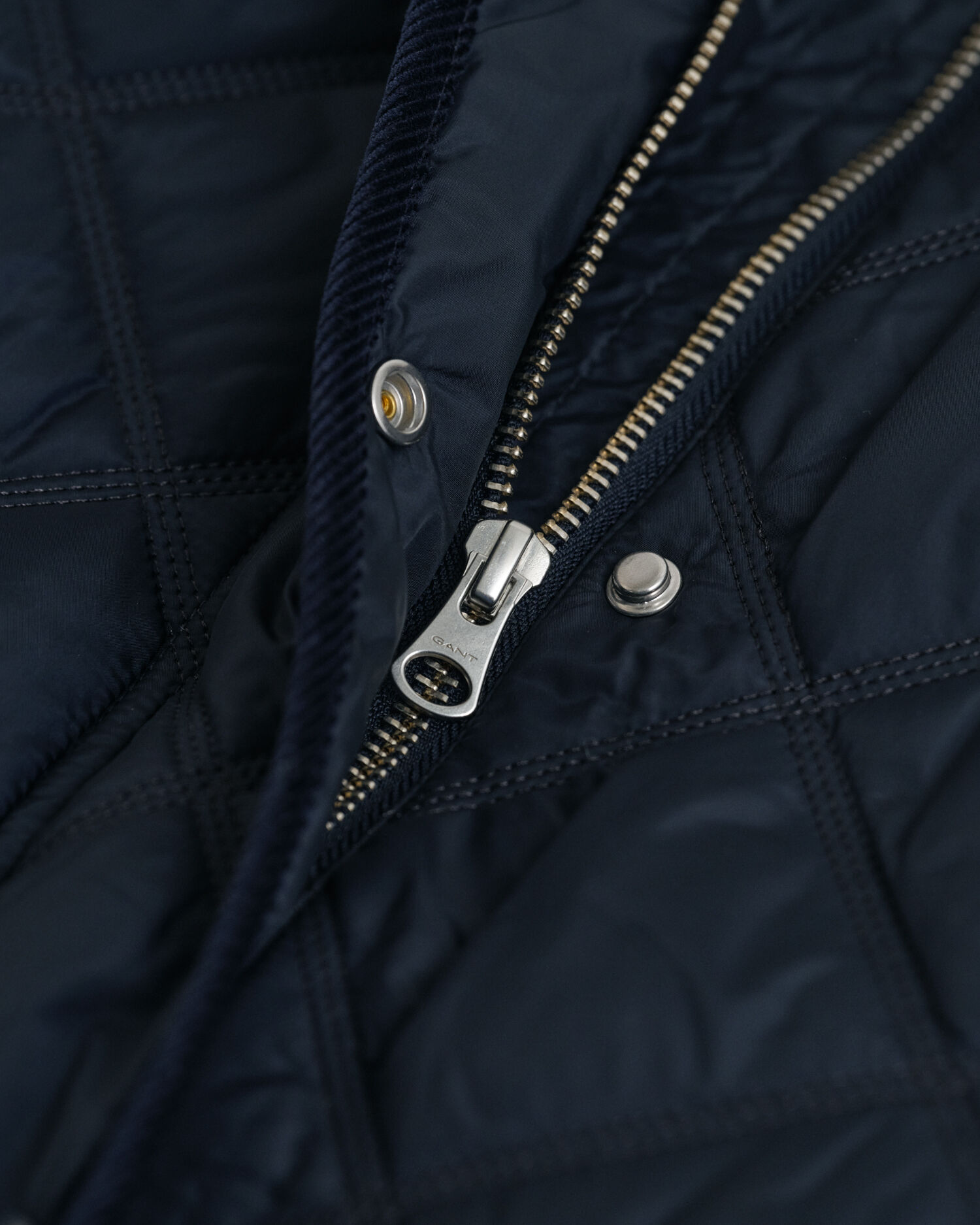 Abrigo acolchado con ribete de pana