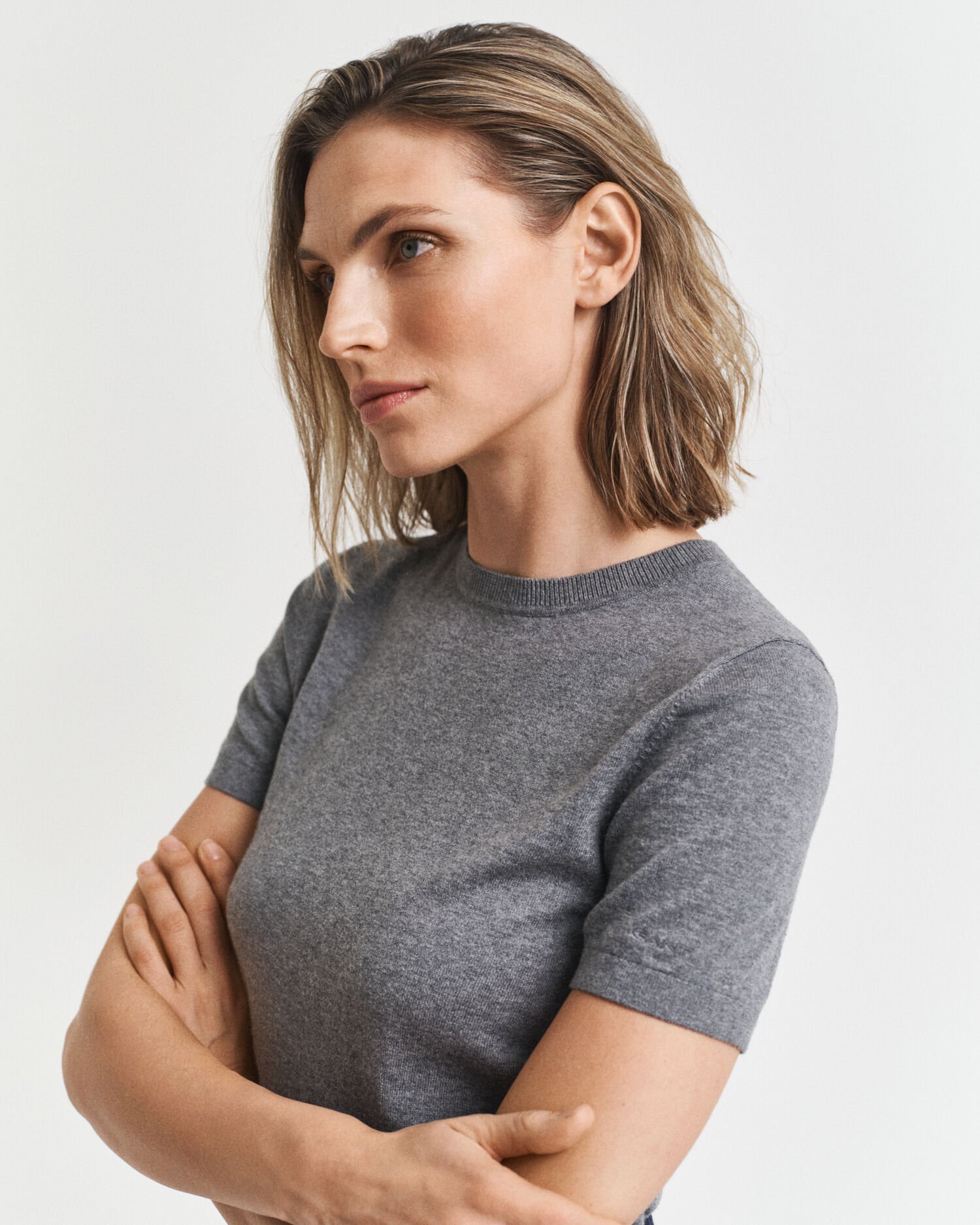 Jersey ligero de manga corta y cuello redondo