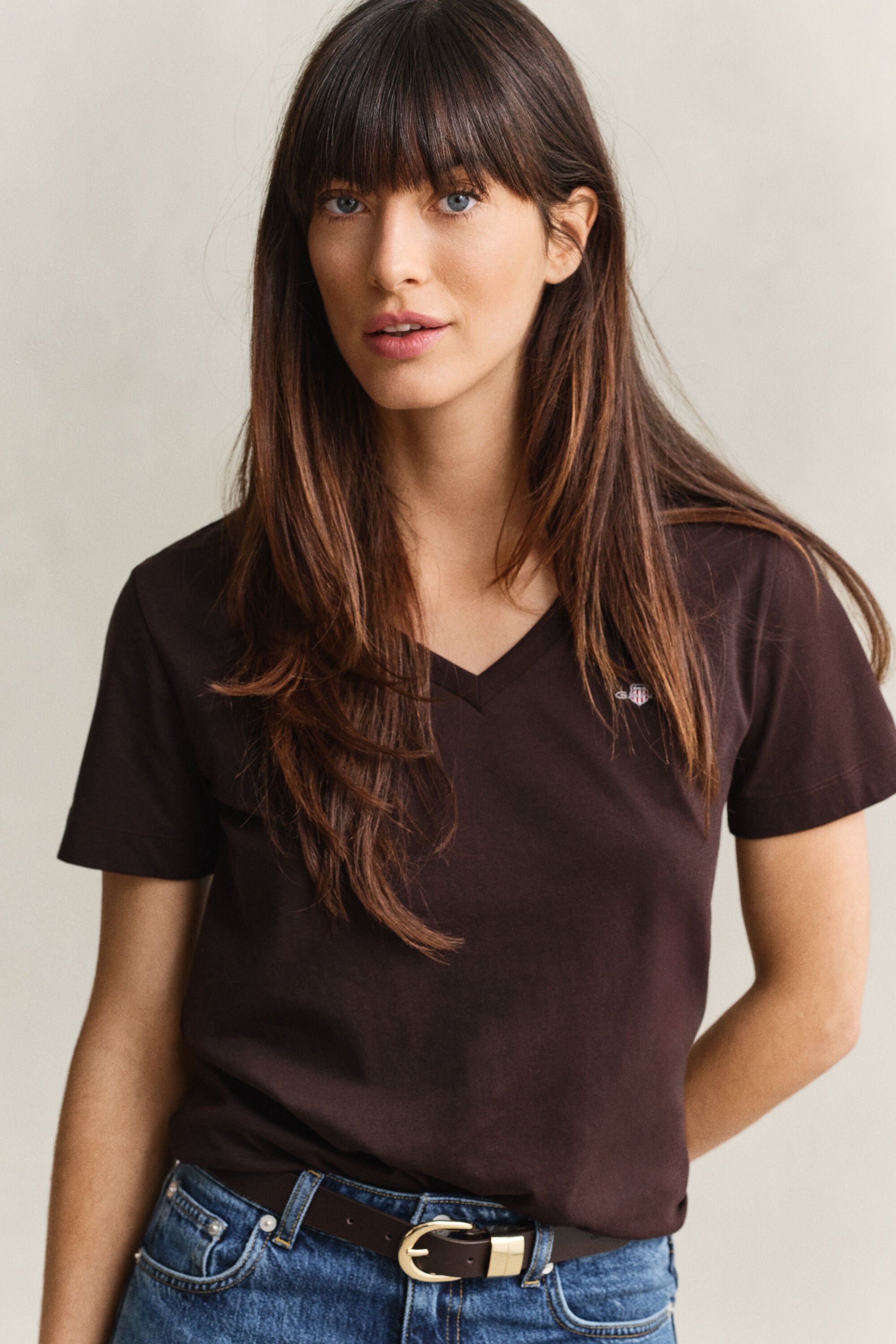 Camiseta Shield con cuello de pico