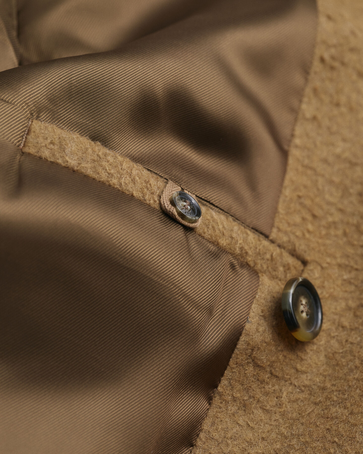 Abrigo de lana con doble botonadura