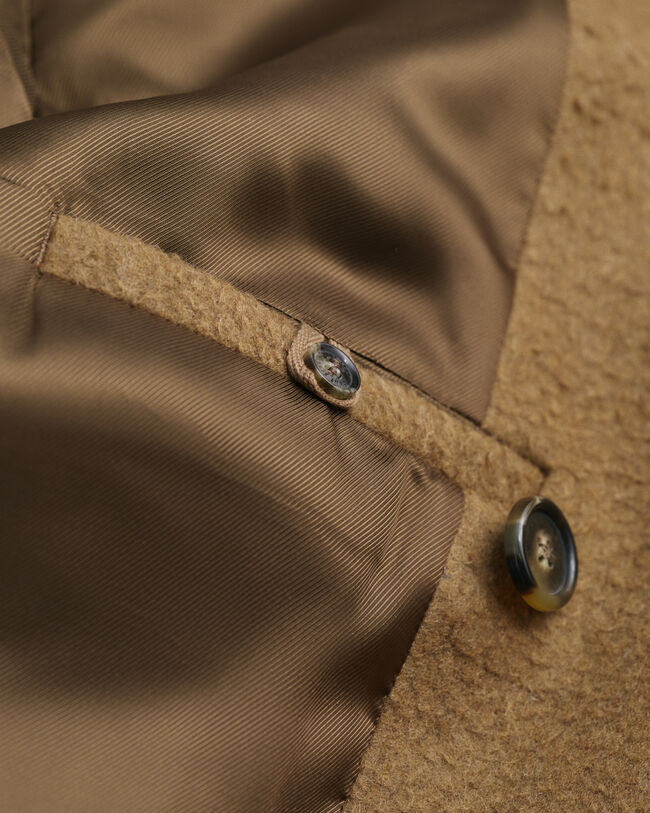 Abrigo de lana con doble botonadura