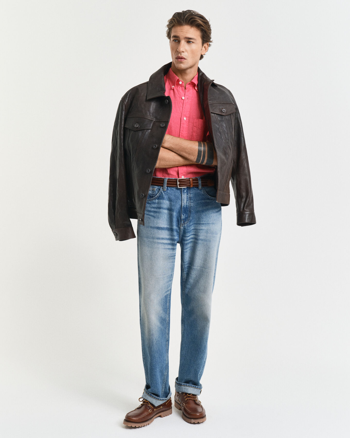 Camisa Regular Fit de manga corta y lino te&ntilde;ido en prenda