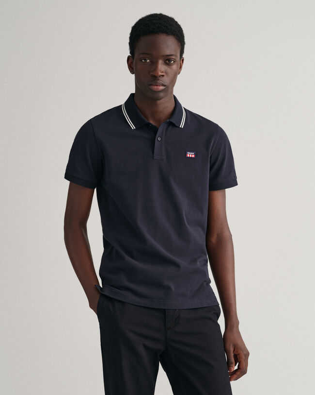 Polo de piqu&eacute; con cuello a rayas en contraste