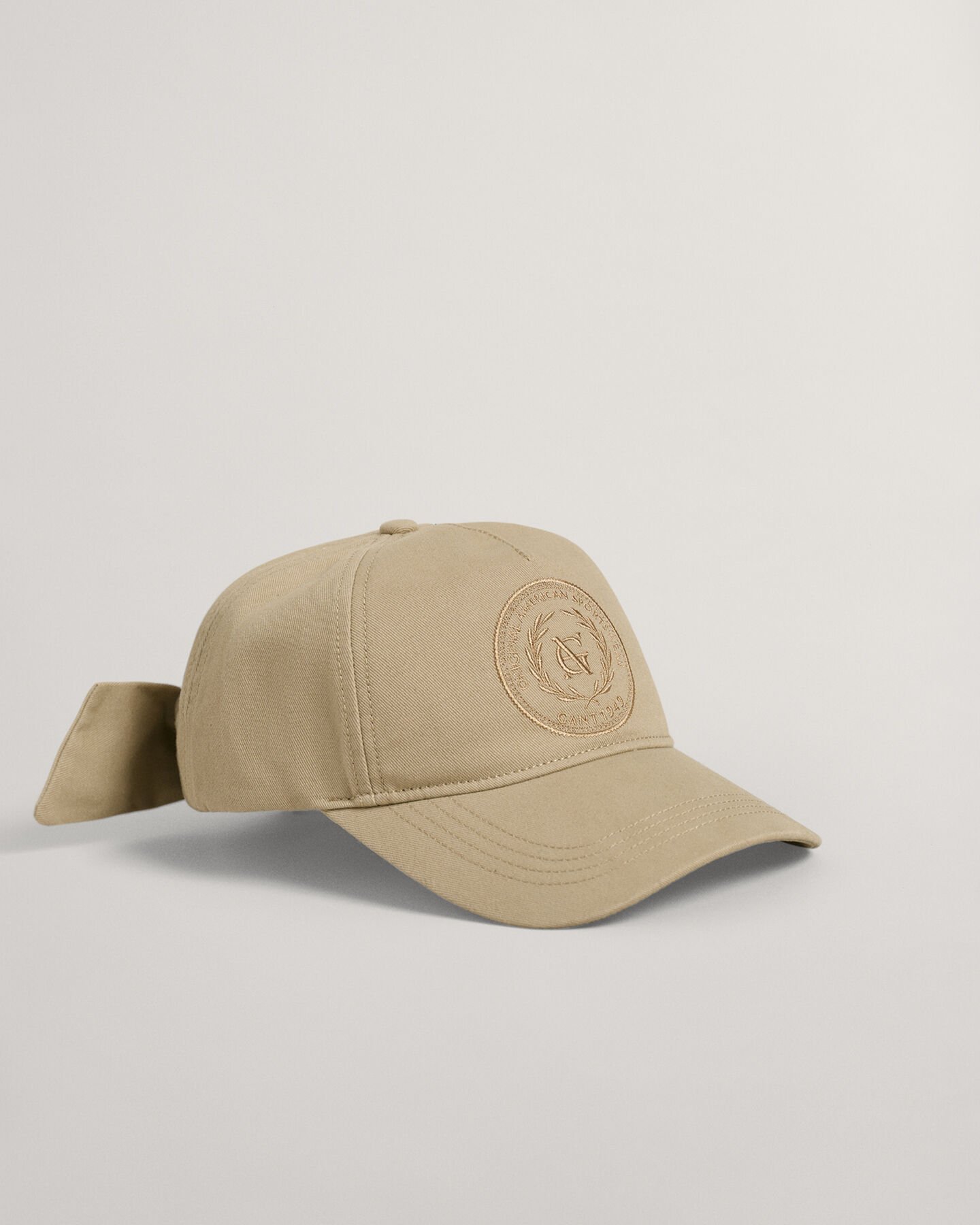Gorra con bordado Tonal