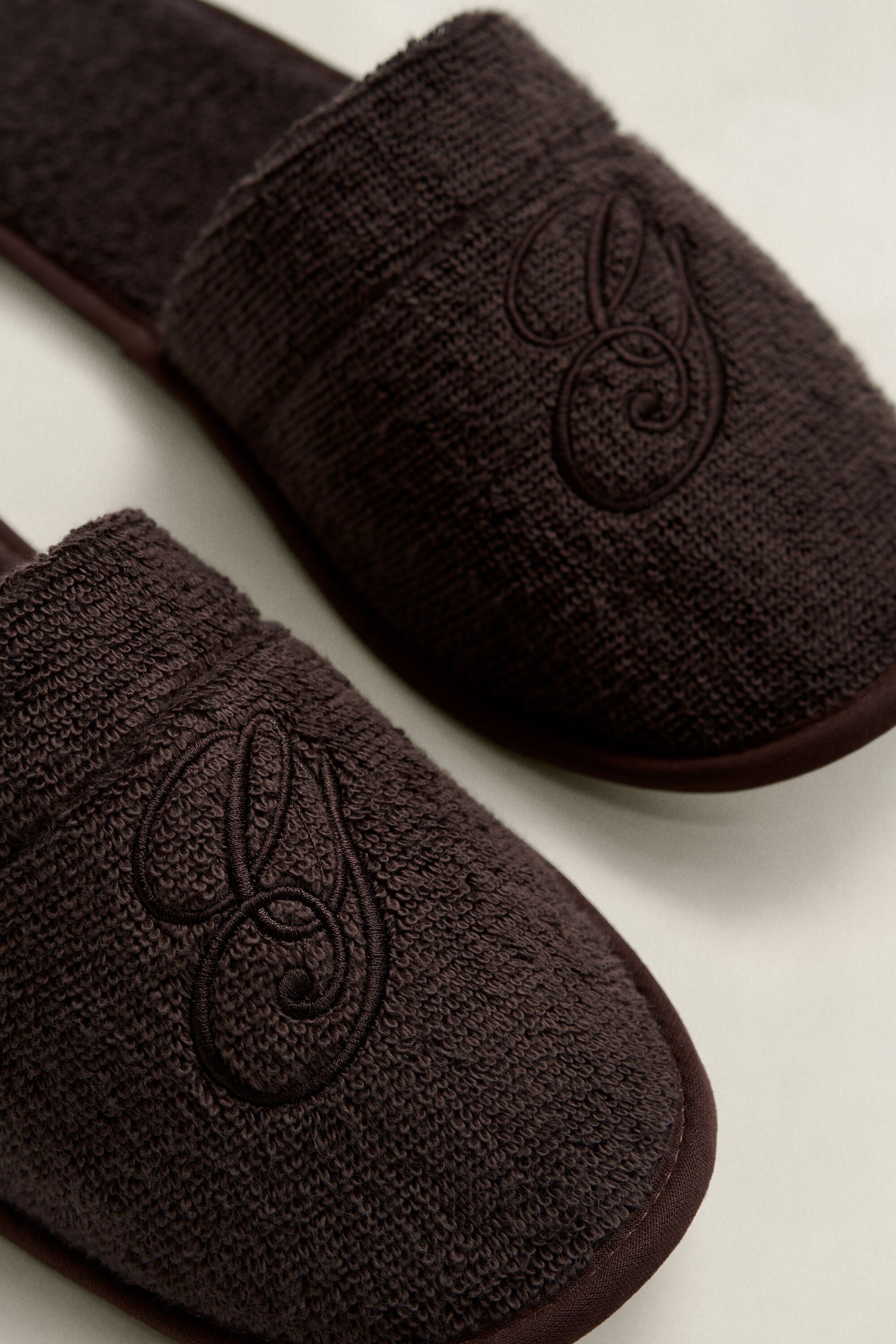 Zapatillas de estar por casa con bordado