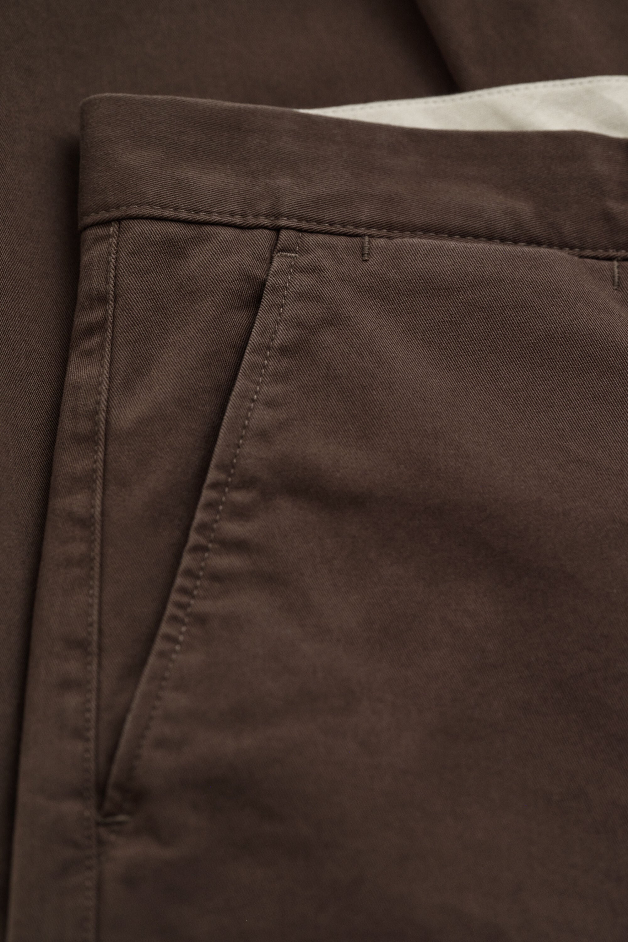 Pantalones chinos Regular Fit cómodos