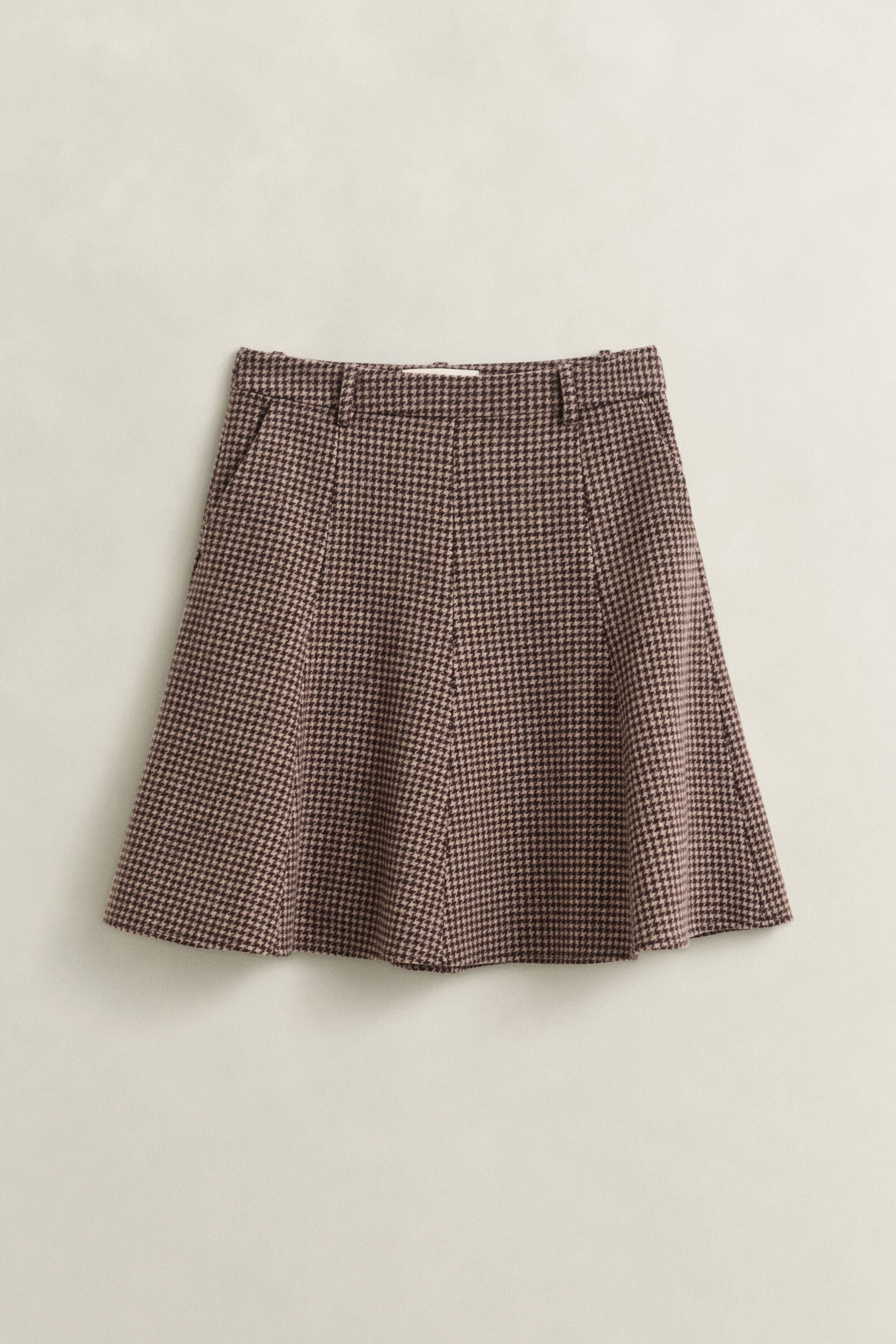 Falda con vuelo y diseño de pata de gallo