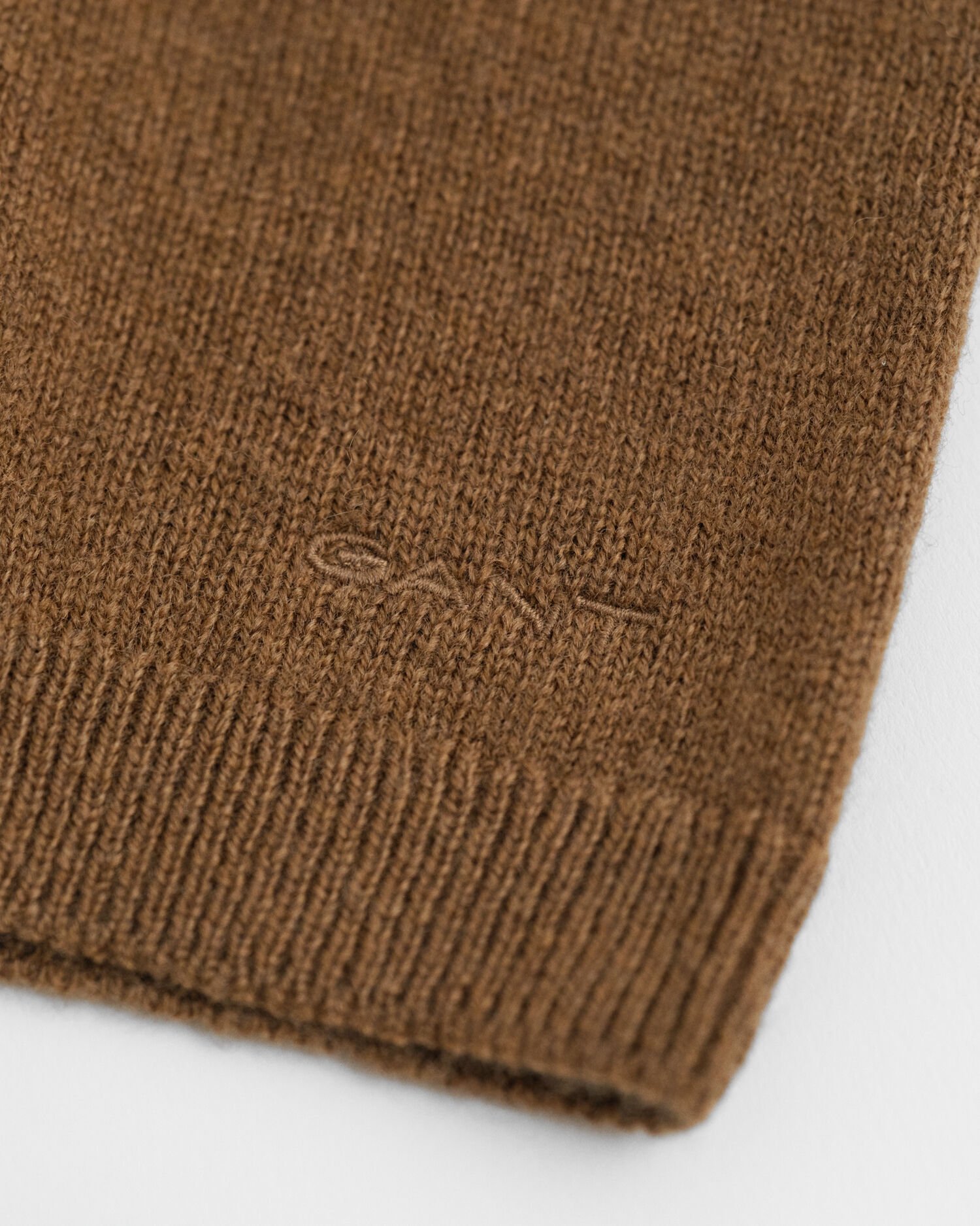 Jersey de cuello redondo y manga corta en lana de oveja muy fina