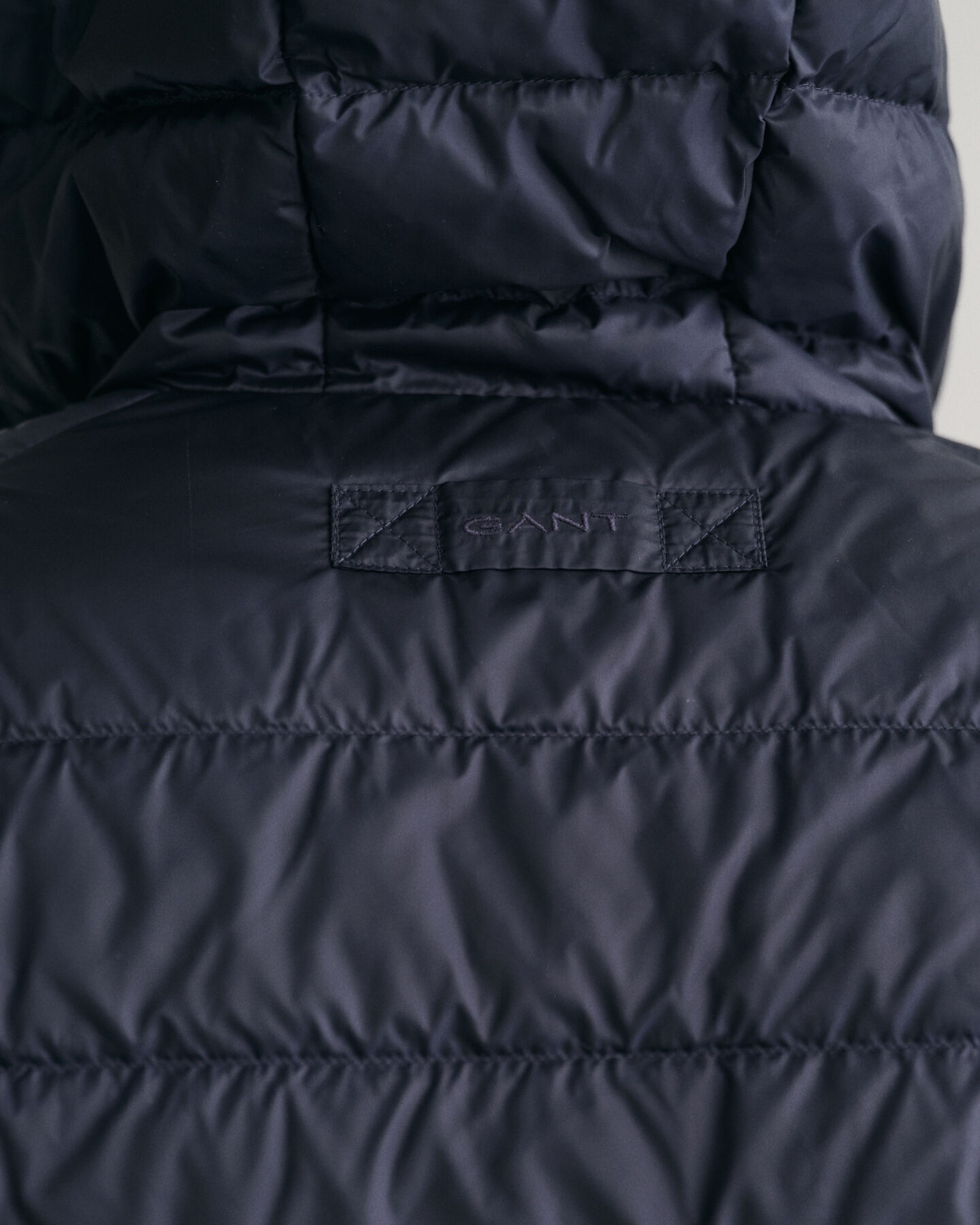 Chaqueta con capucha de plumón ligero