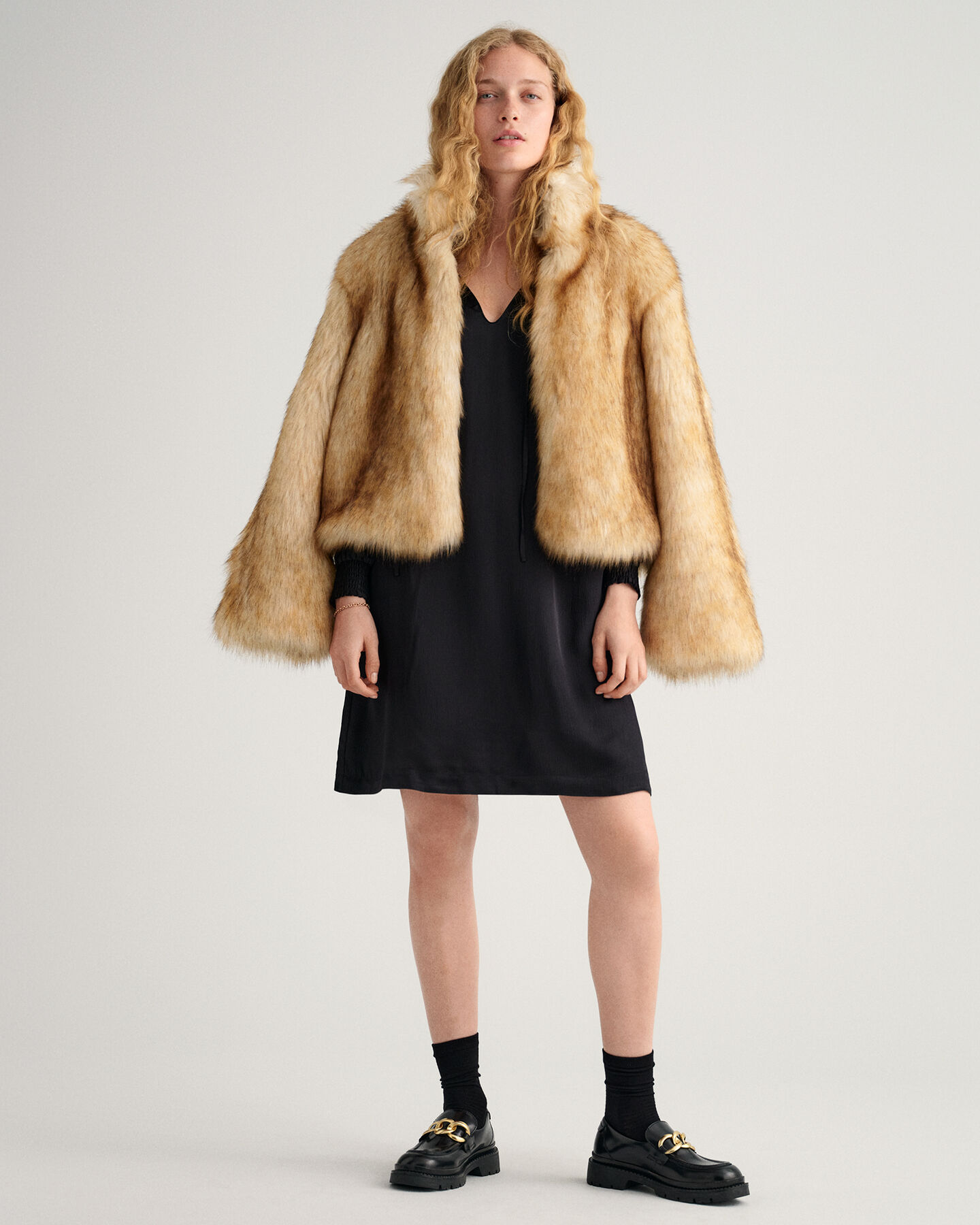 Vestido con cuello recto