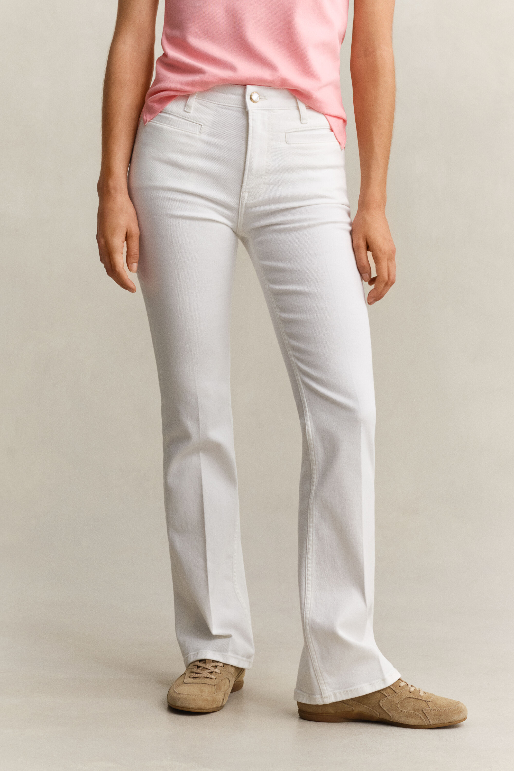 Vaqueros acampanados con monograma