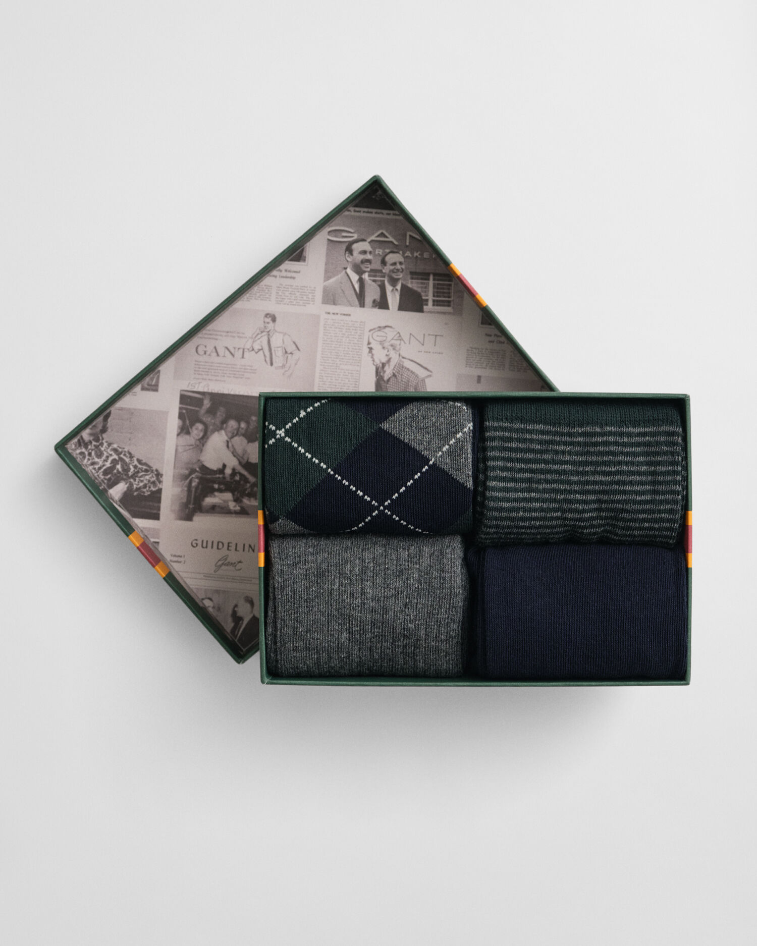 Caja de regalo con cuatro pares de calcetines de rombos y rayas