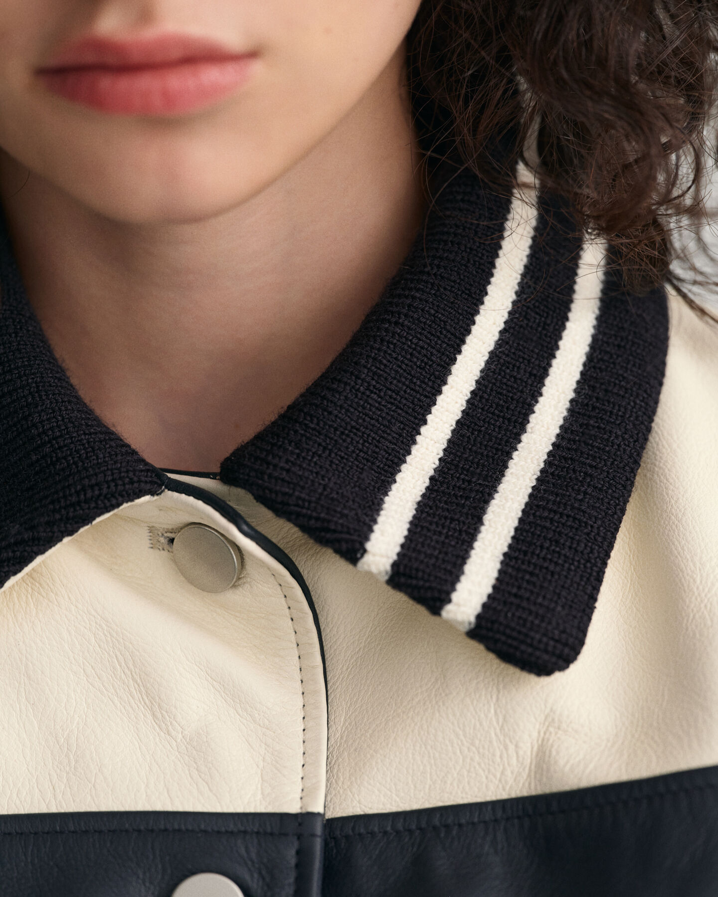 Cazadora de piel con diseño de bloques