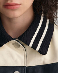 Cazadora de piel con diseño de bloques