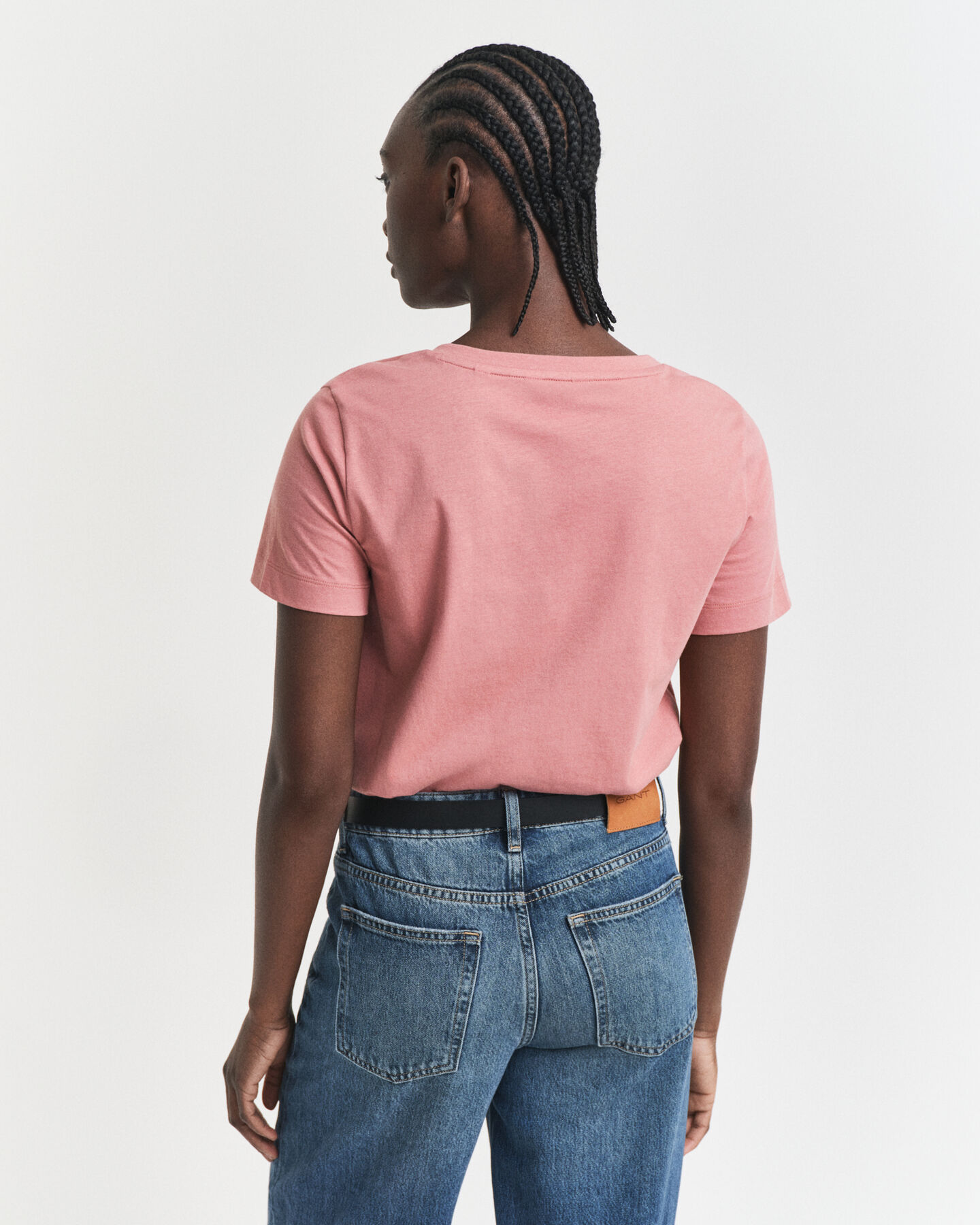 Camiseta Shield con cuello de pico