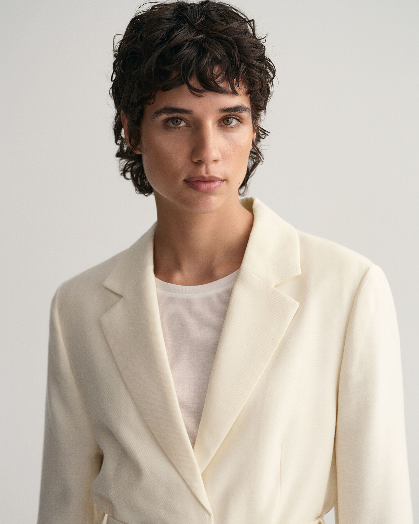 Americana Regular Fit Fluid con cintur&oacute;n