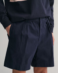 Pantalones chinos cortos de pinzas en sarga