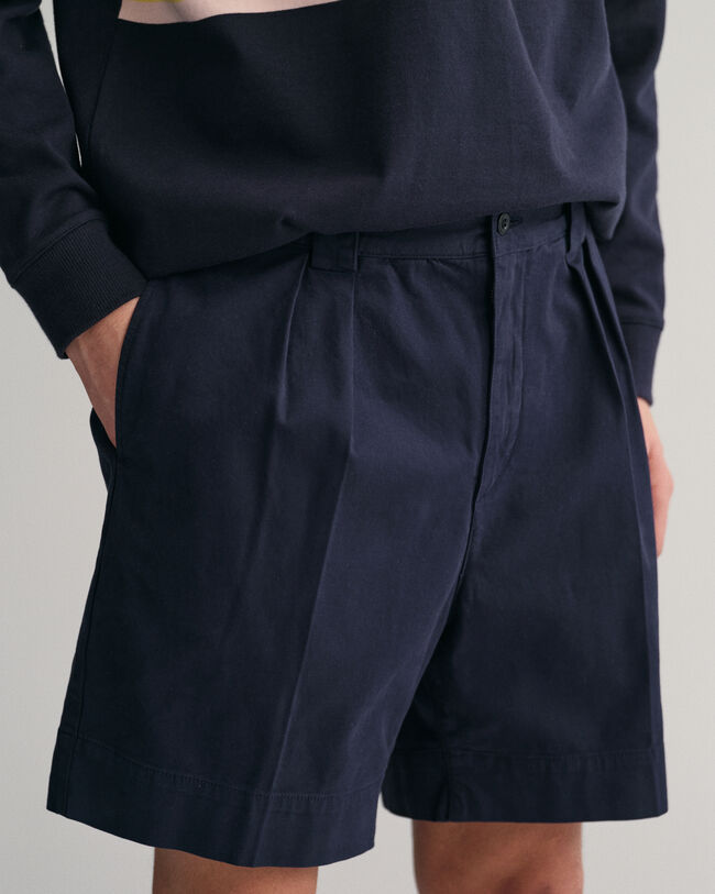 Pantalones chinos cortos de pinzas en sarga