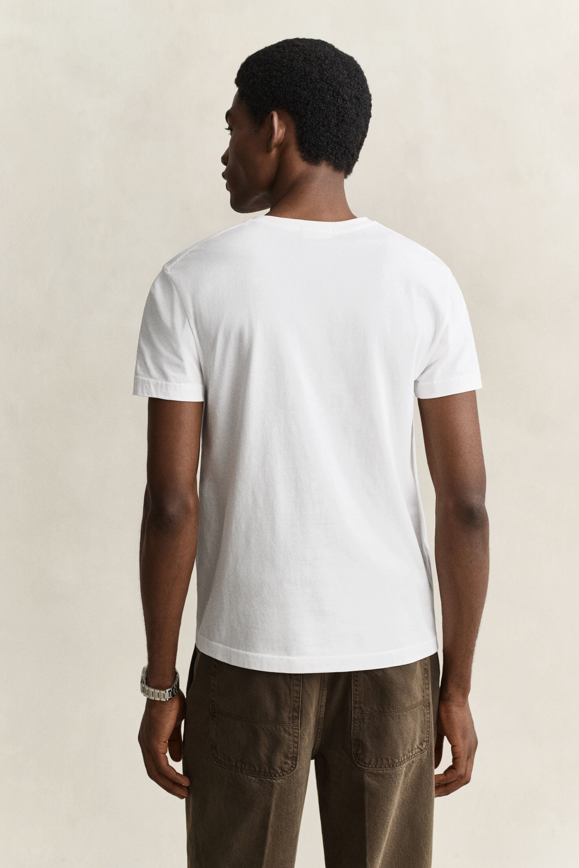 Camiseta Shield con cuello de pico