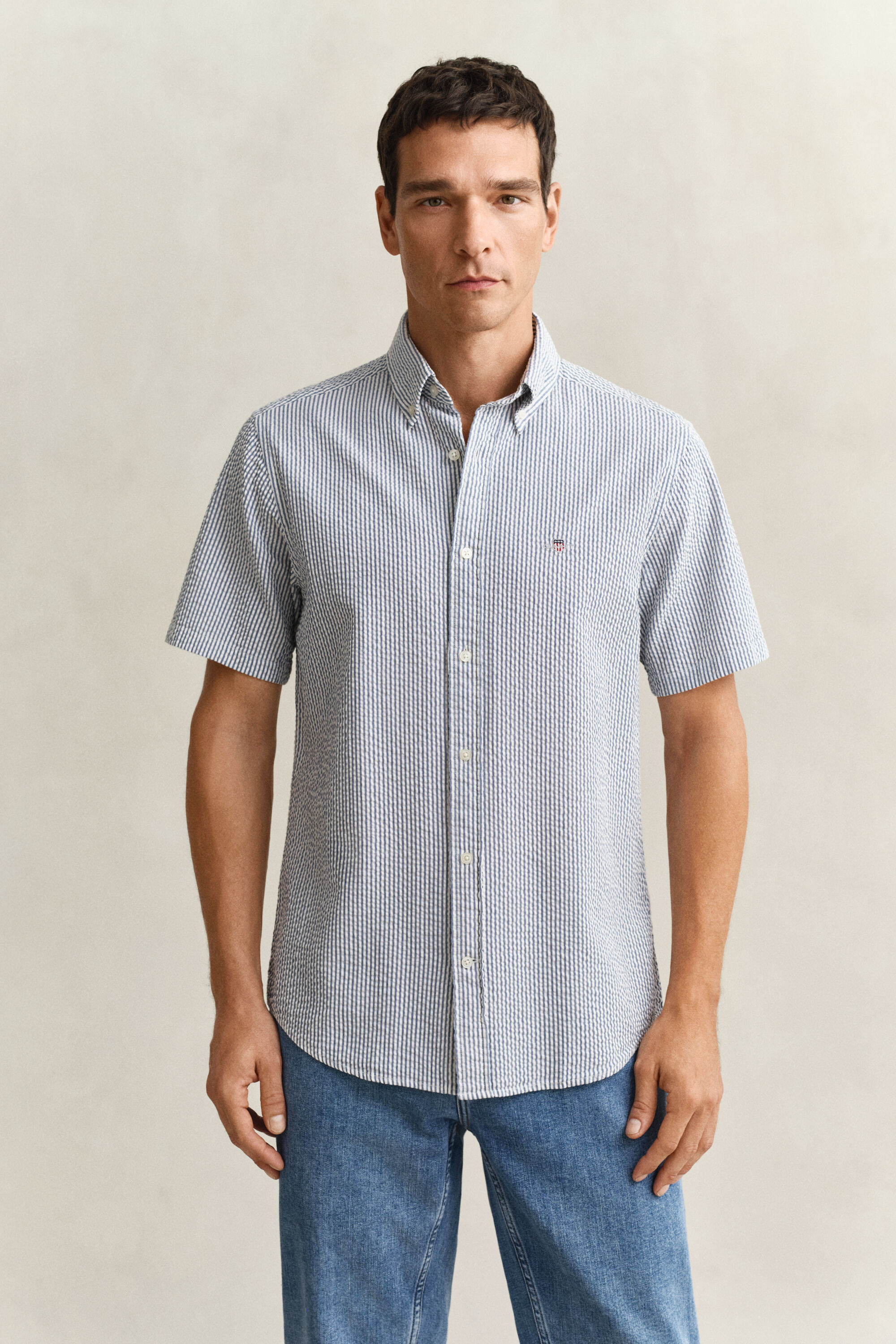 Camisa de manga corta en sirsaca de rayas