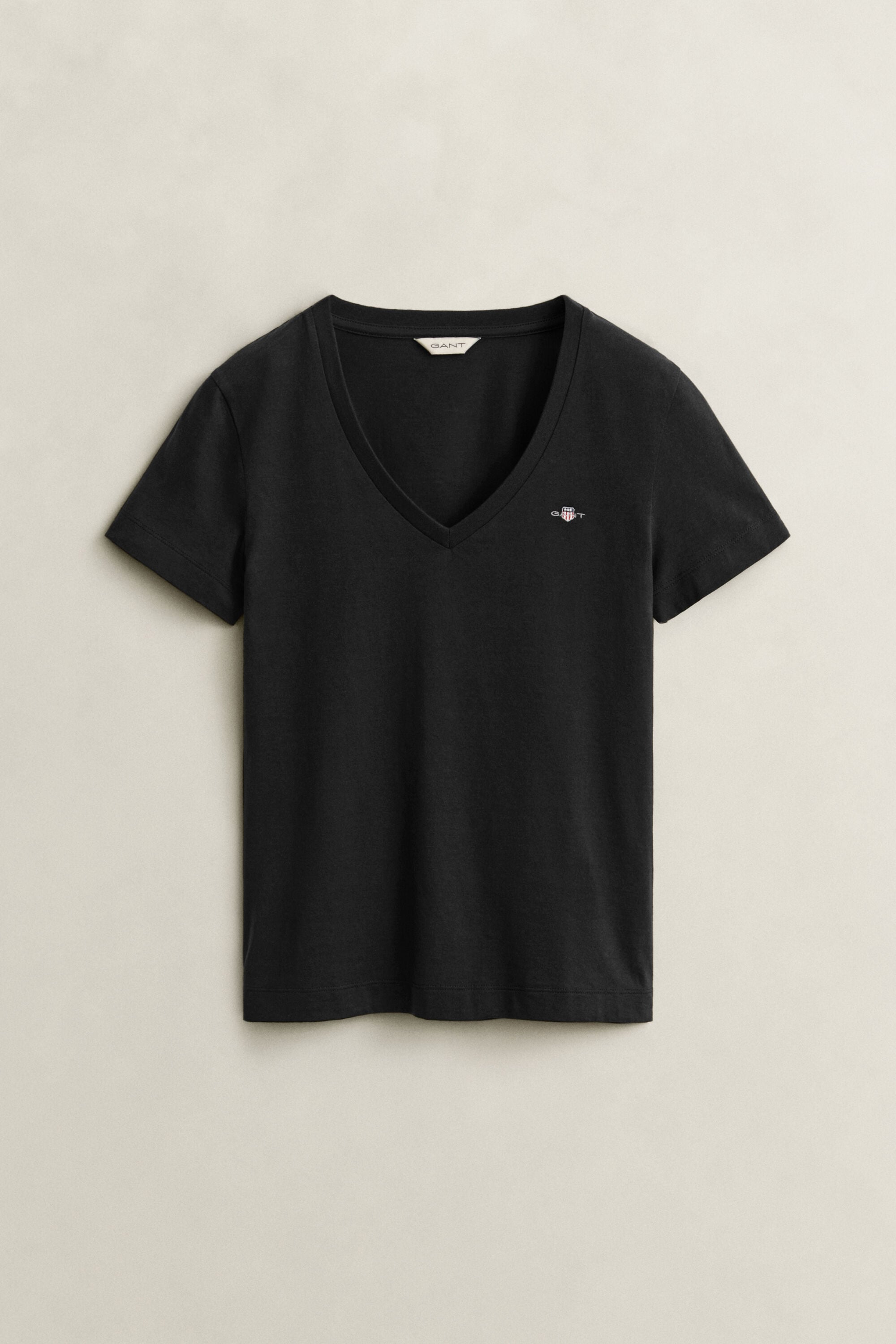 Camiseta Shield con cuello de pico