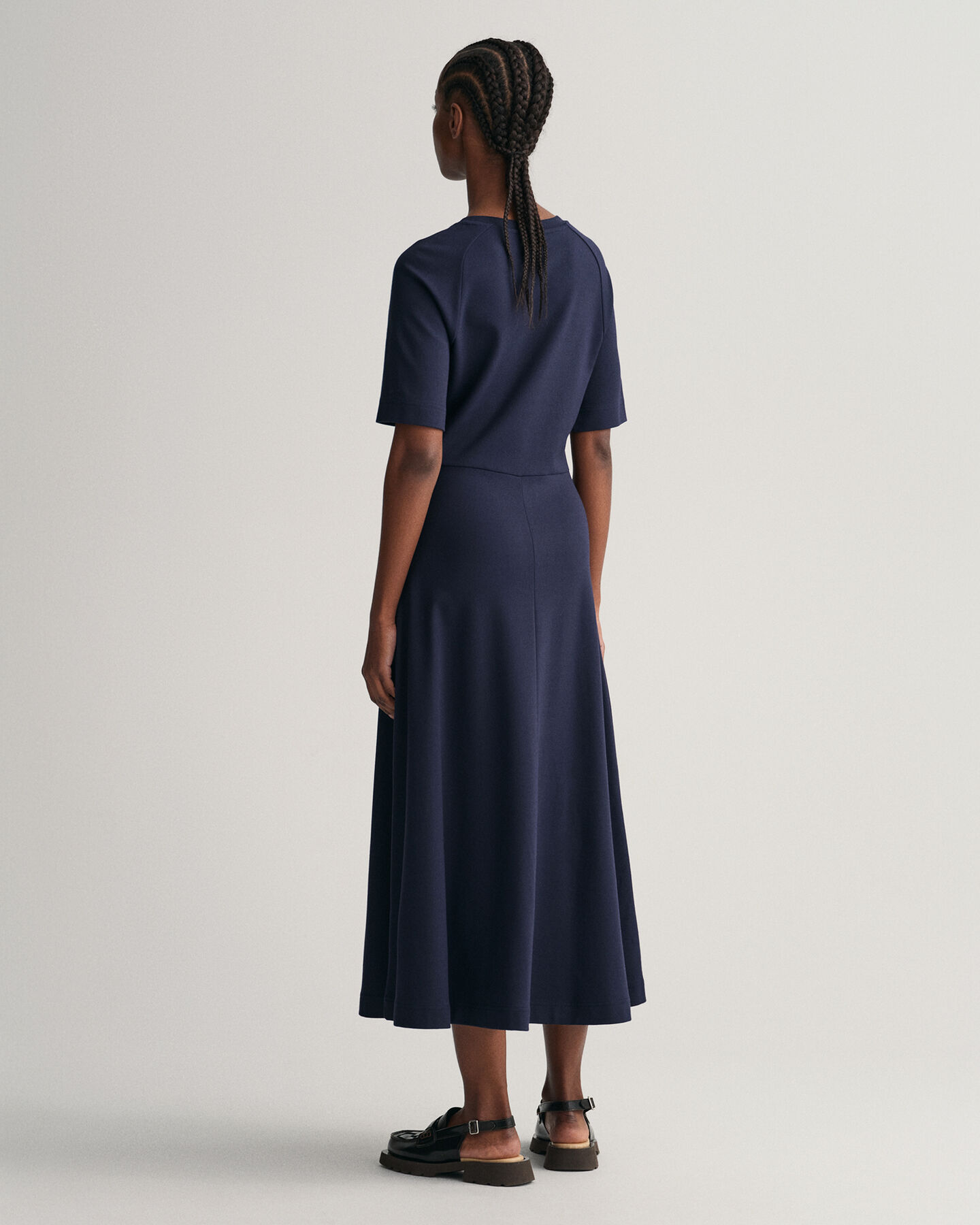 Vestido acampanado de manga corta y cuello redondo