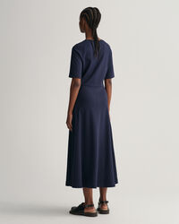 Vestido acampanado de manga corta y cuello redondo