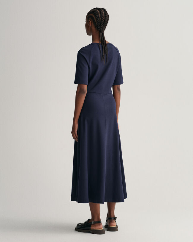 Vestido acampanado de manga corta y cuello redondo