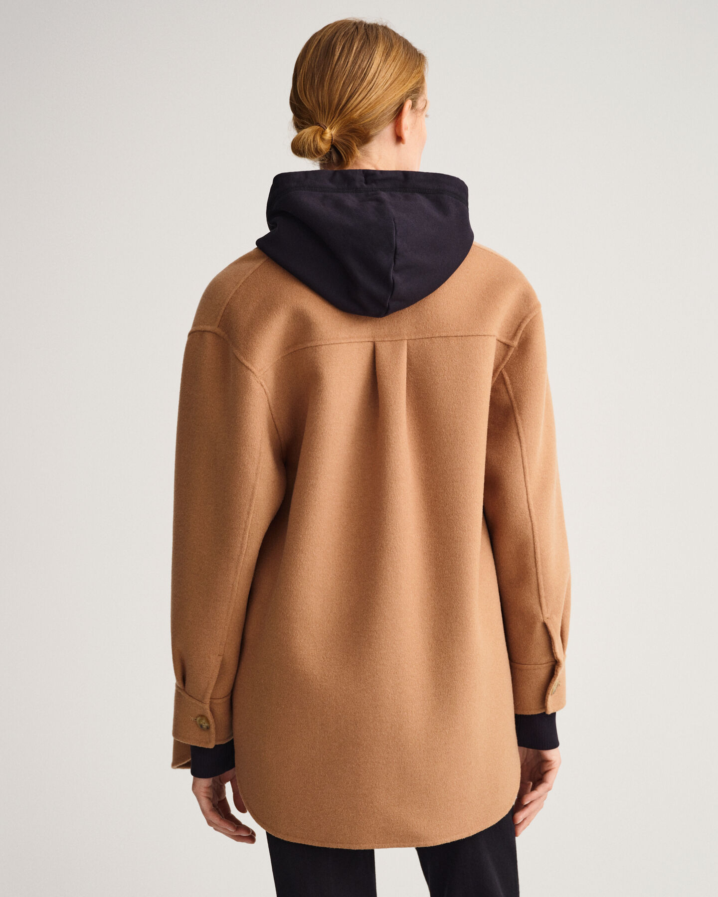 Sobrecamisa cosida a mano