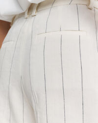 Pantalones cortos de lino con raya diplomática