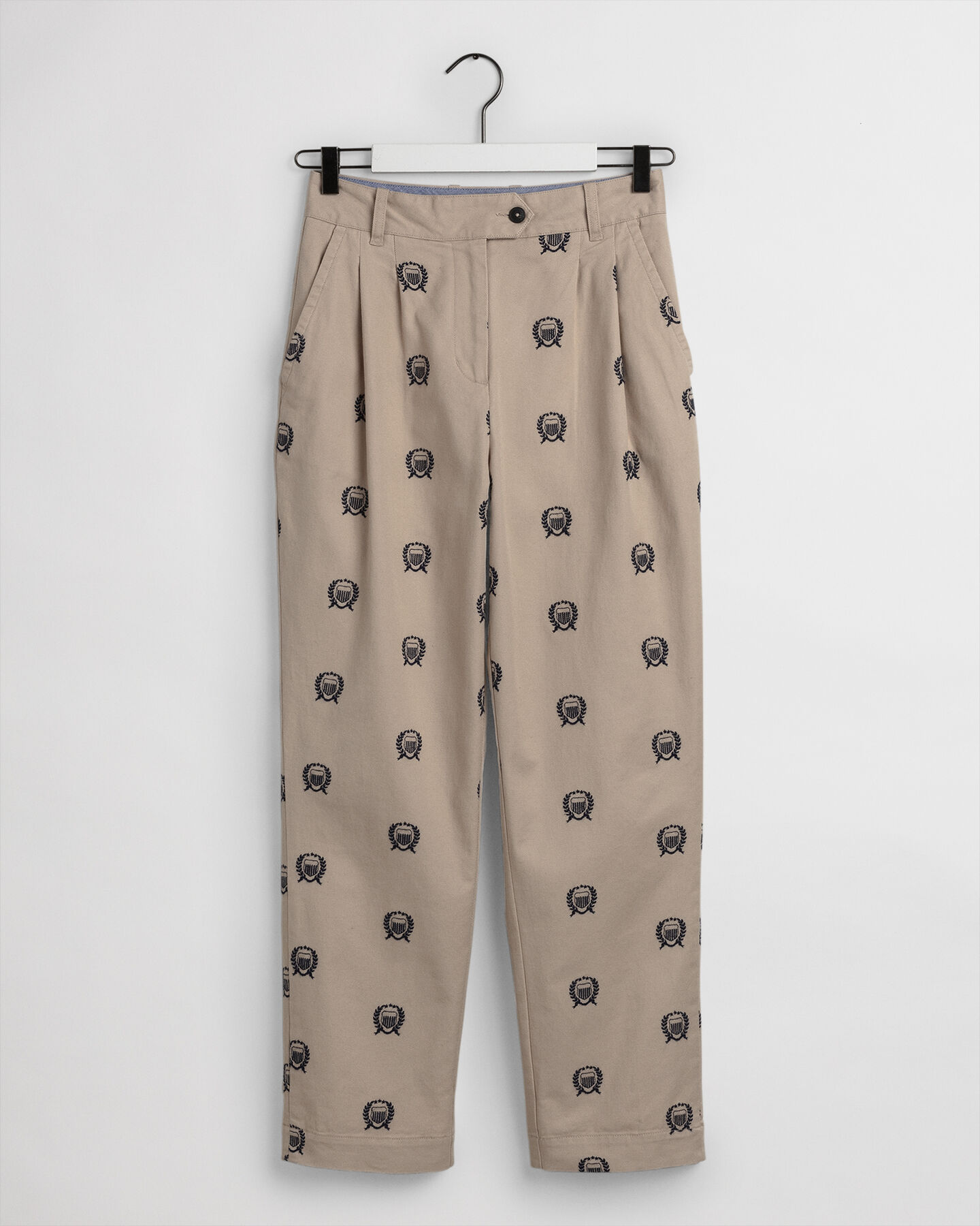 Pantalones chinos de pinzas y talle alto con bordado Crest