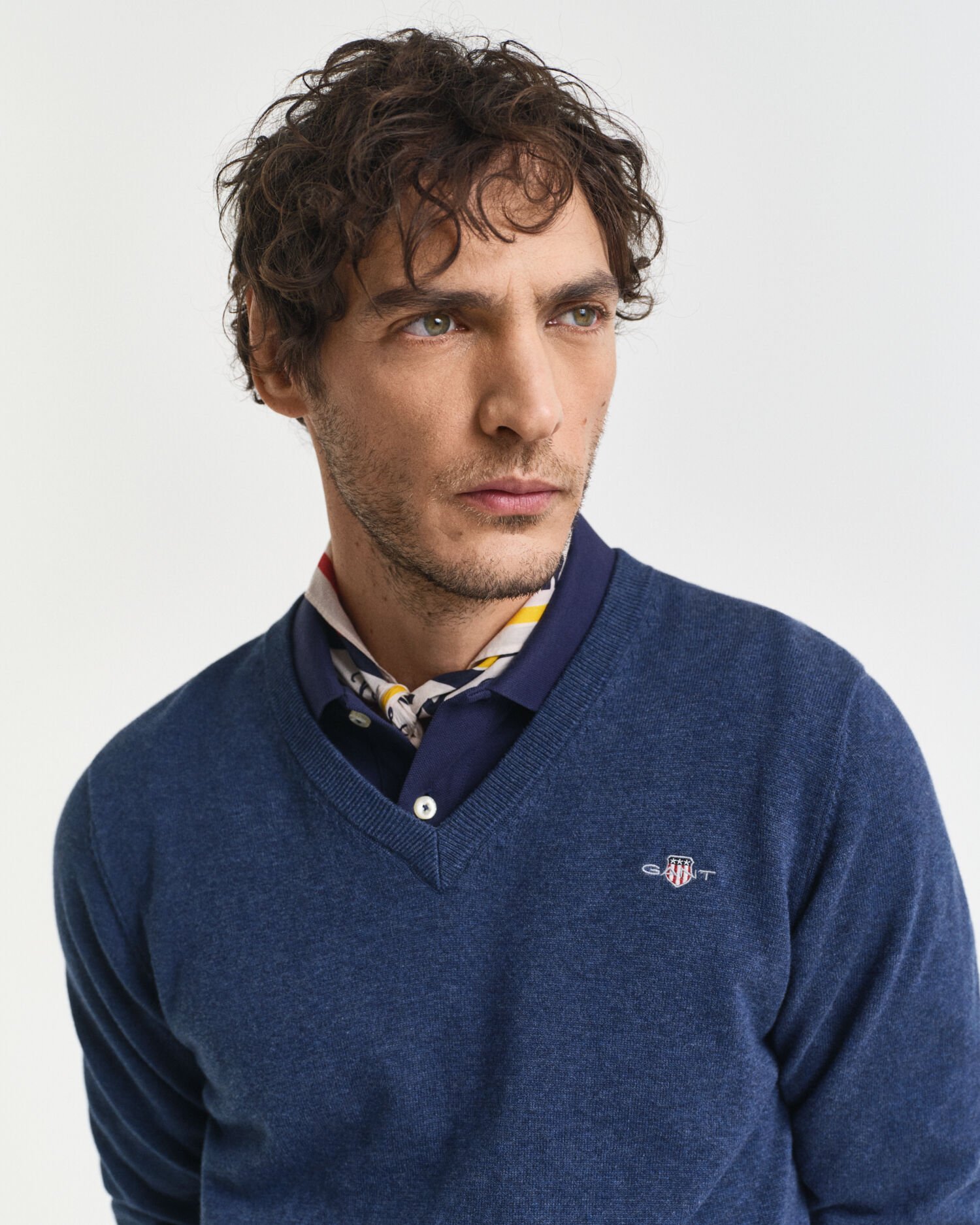 Jersey clásico de algodón con cuello de pico