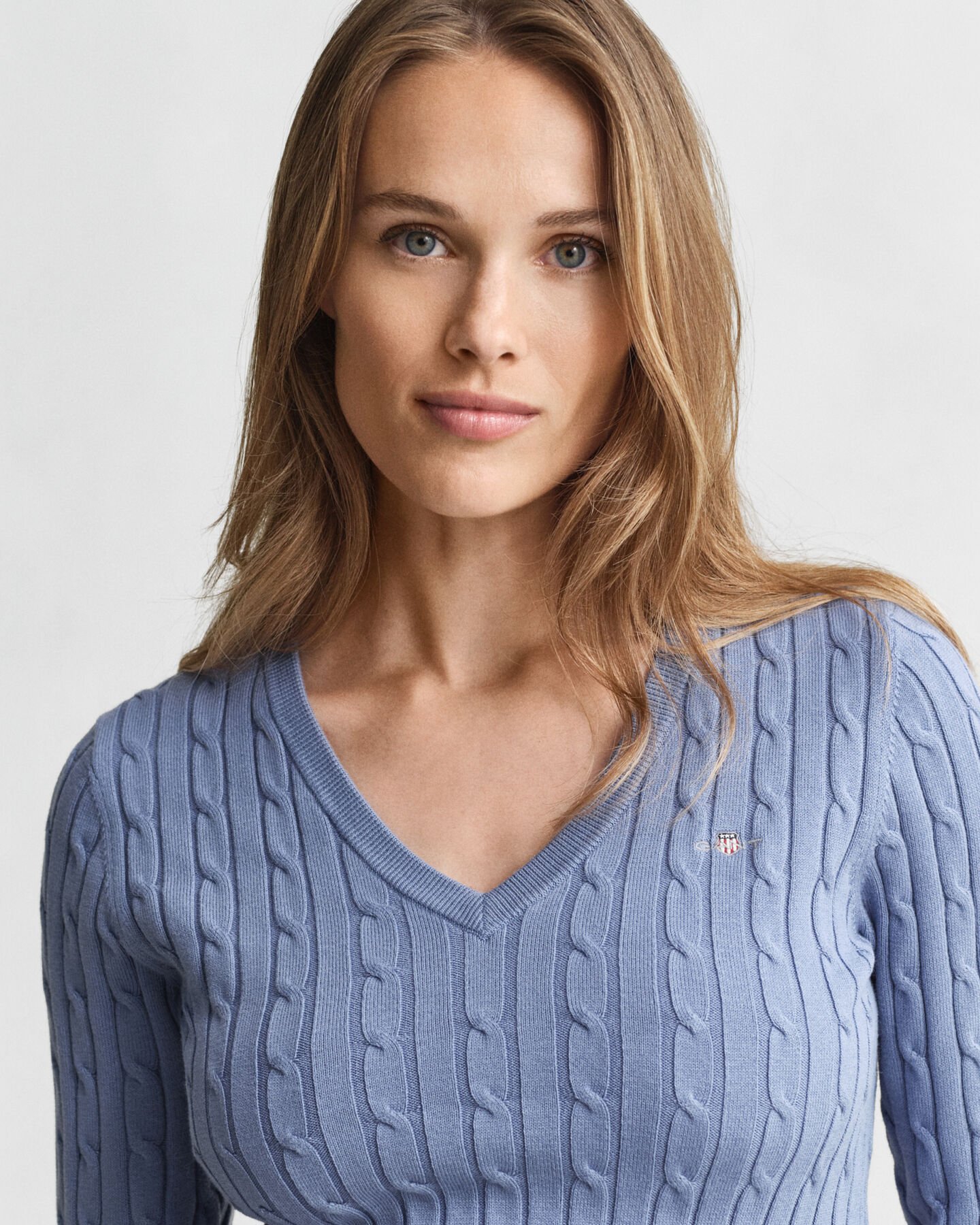 Jersey de punto de ochos con cuello de pico en algodón elástico