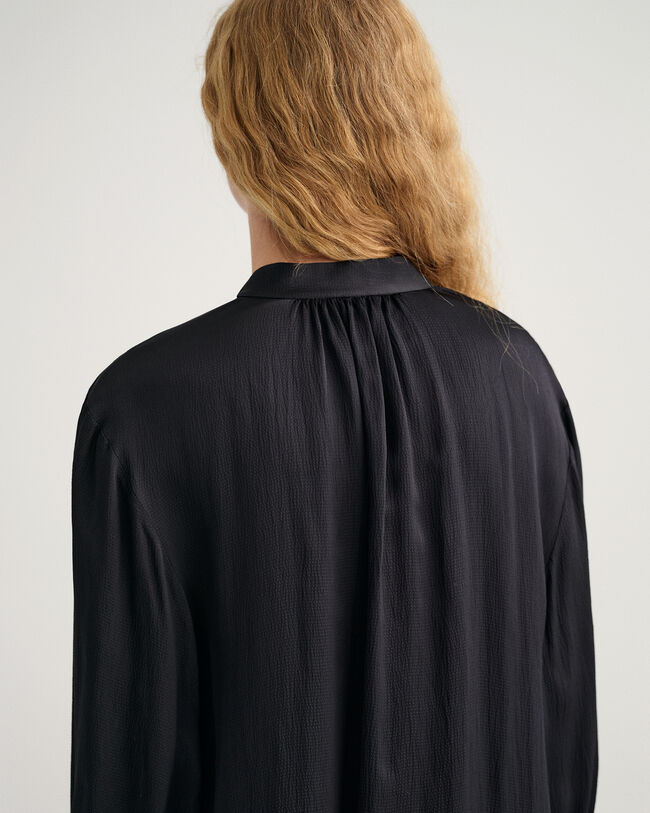 Vestido con cuello recto