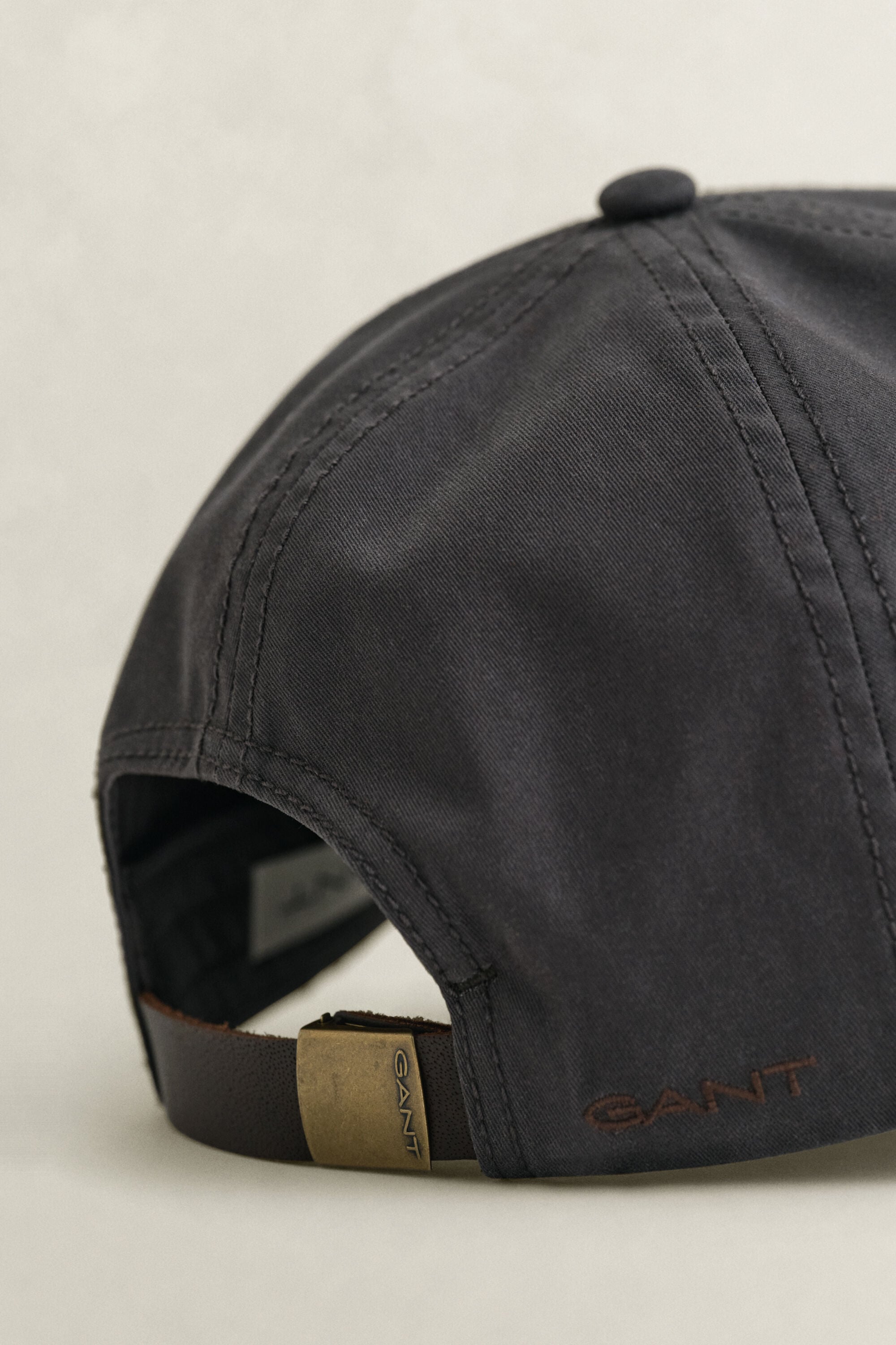 Gorra encerada con visera de piel