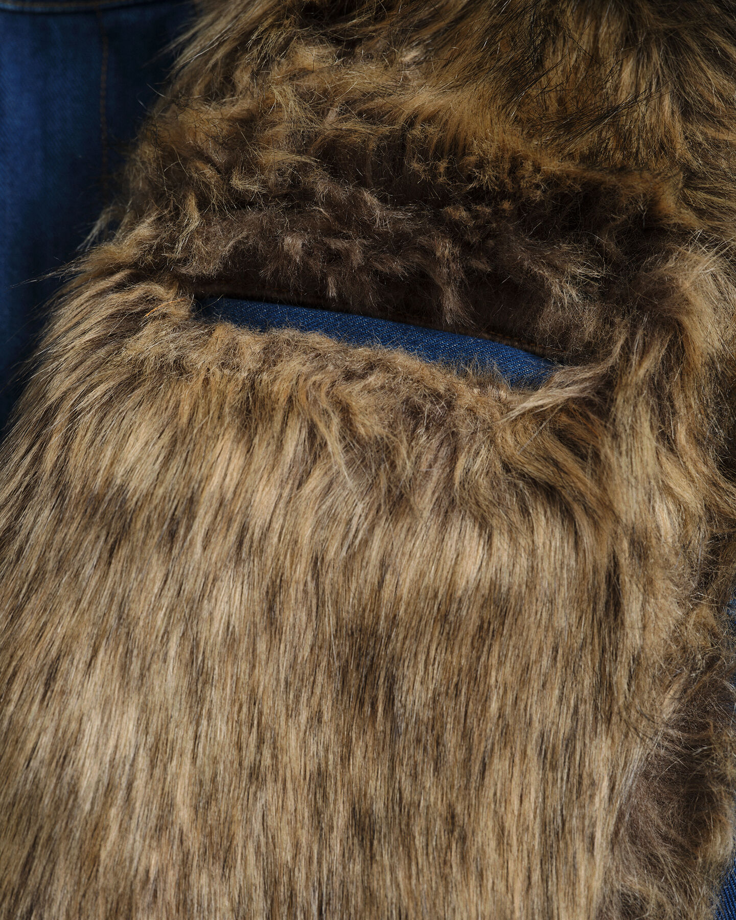 Cazadora vaquera Wrangler x GANT con pelo sintético