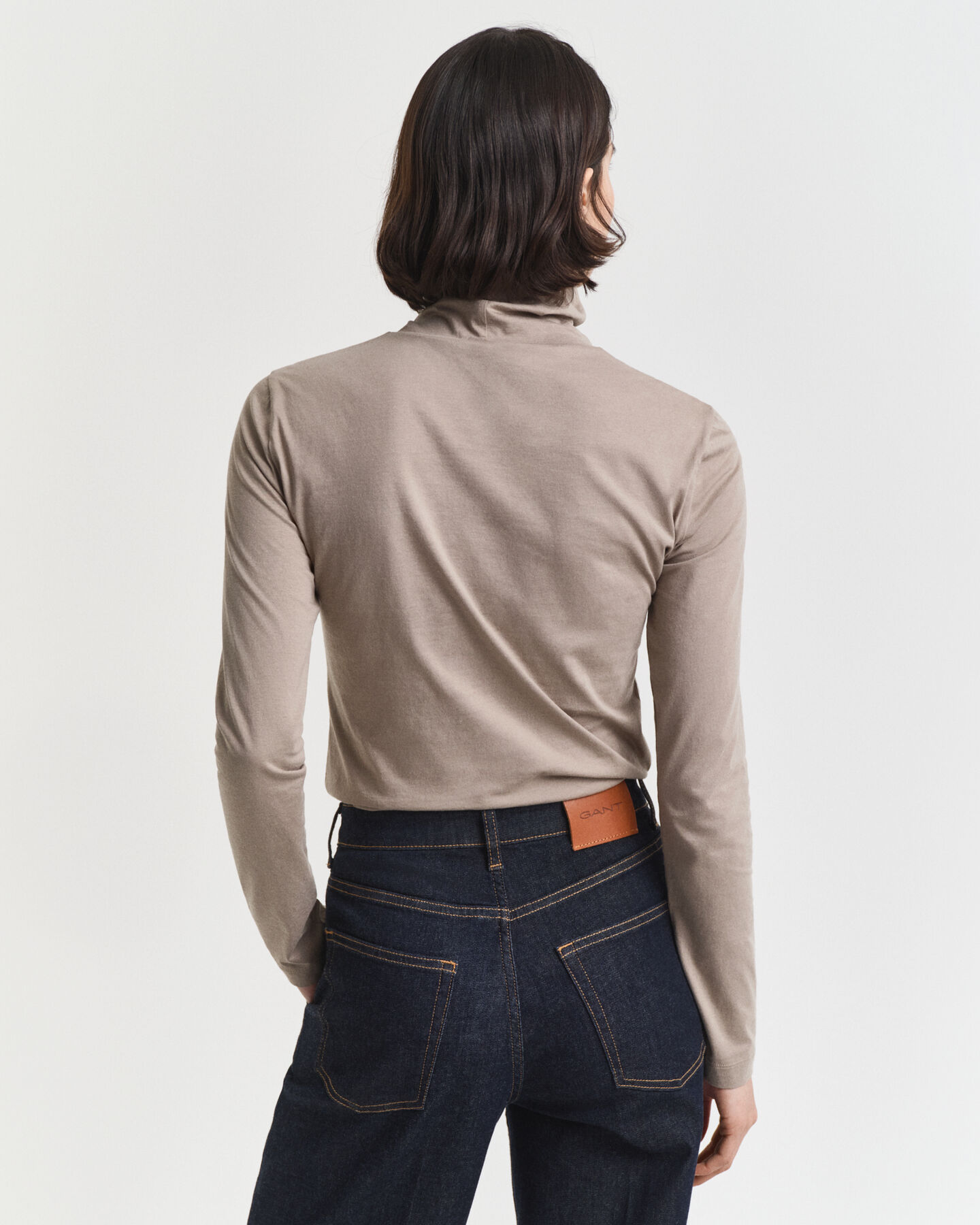 Top ligero de algodón con cuello de cisne