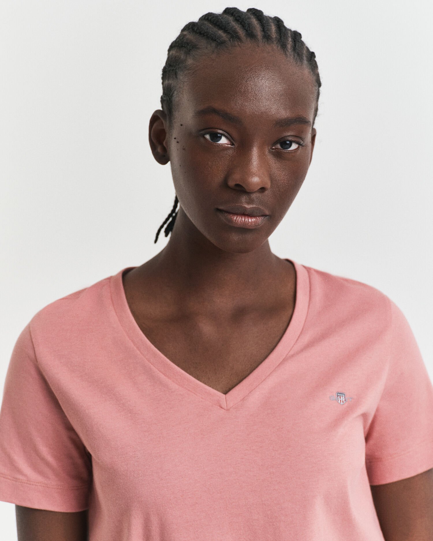 Camiseta Shield con cuello de pico